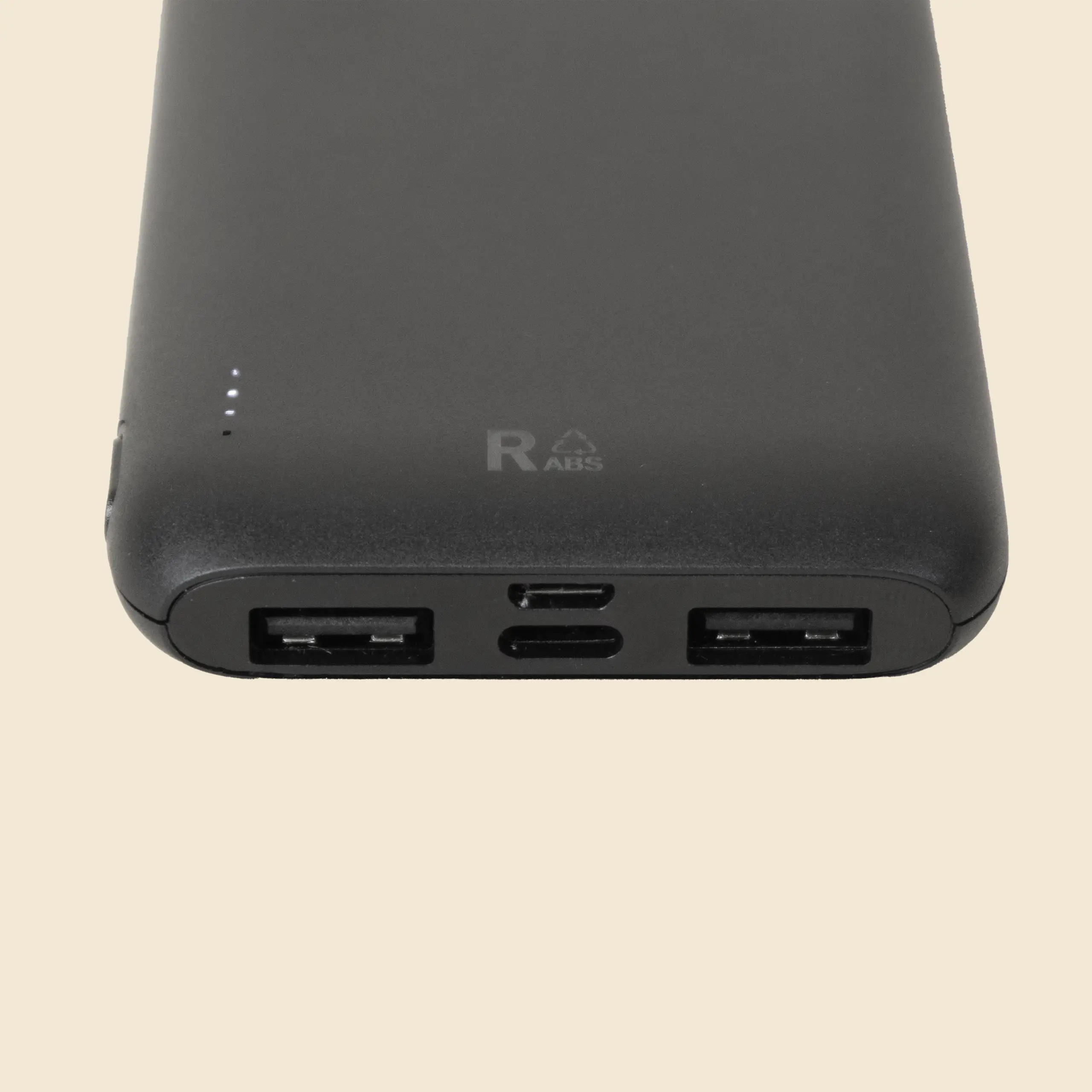 Batería externa personalizada REVOLT Detalle de entradas de cables de una batería externa de color negro