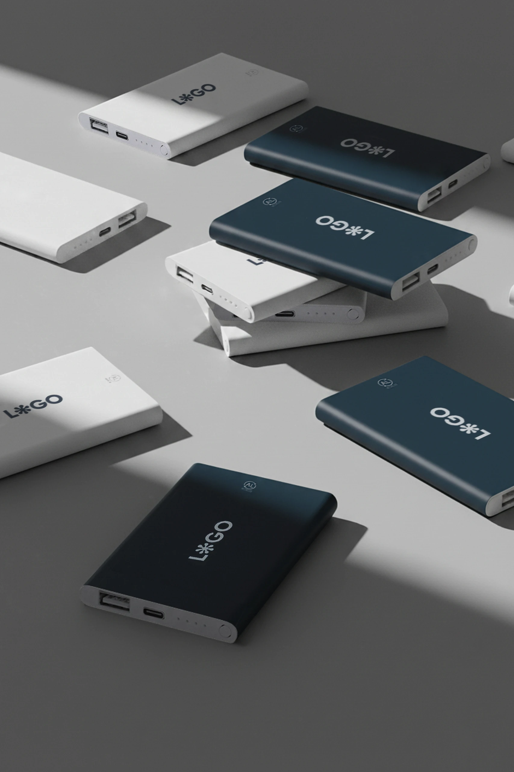 Conjunto de baterías portátiles de color azul marino y blanco personalizadas con la palabra "LOGO"