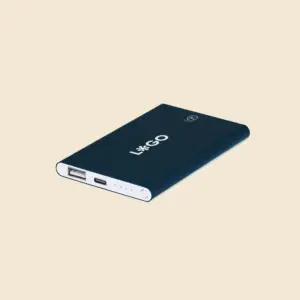 Batería portátil de color azul marino personalizada con la palabra "LOGO" en blanco