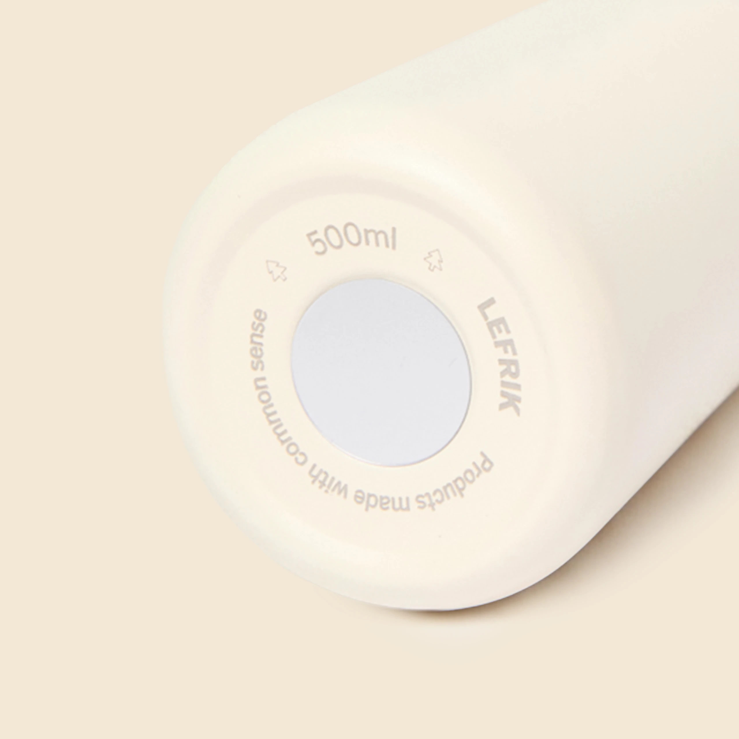 Botella térmica LEFRIK CIRCUS Detalle de la base de una botella térmica blanca de la marca Lefrik