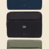 Funda de portátil LEFRIK CAPTURE 13 3 fundas de portátil (negra, verde y azul) de la marca Lefrik personalizadas con el texto "YOUR LOGO" en blanco