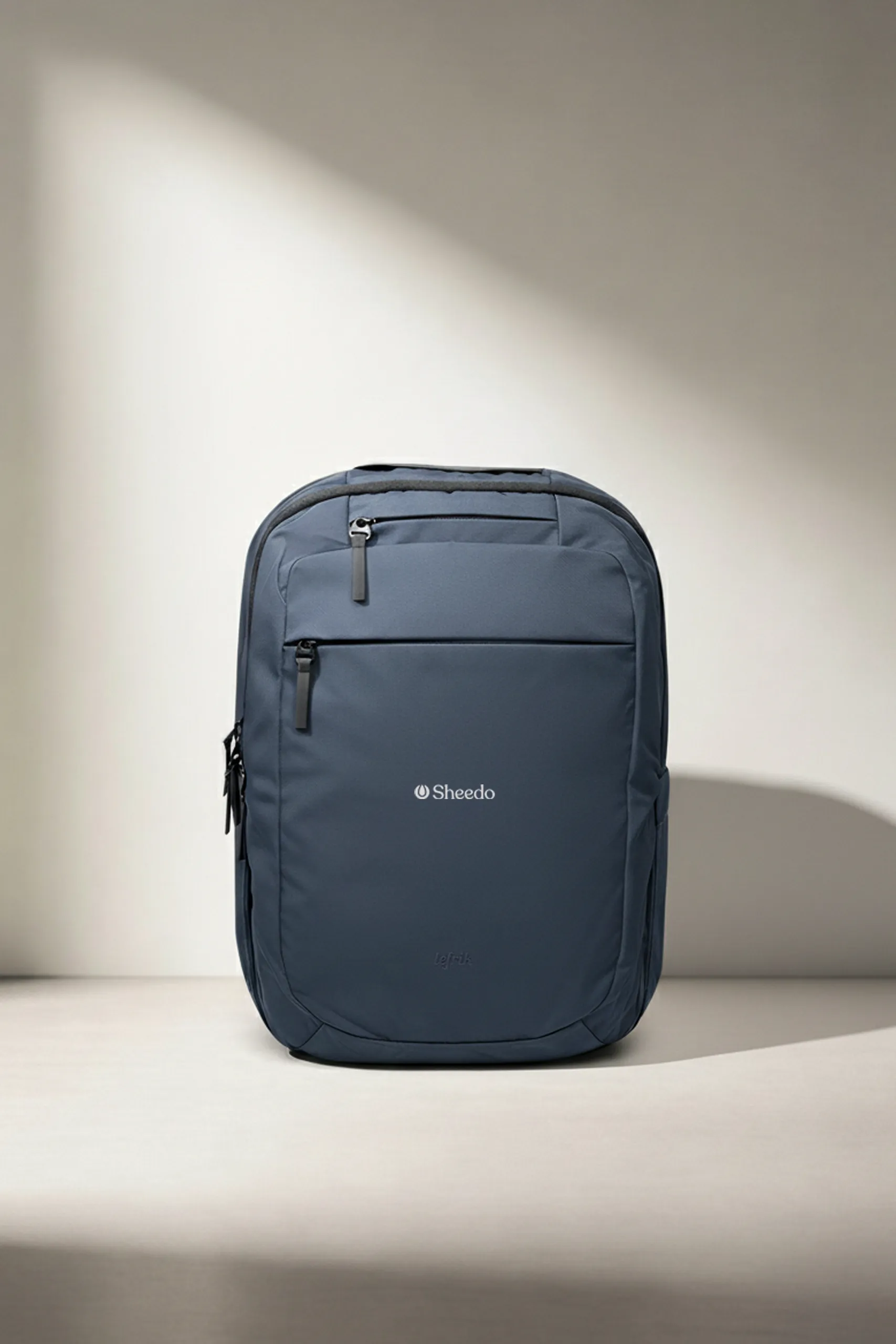 Mochila azul marino de la marca Lefrik personalizada con el logo de Sheedo en blanco