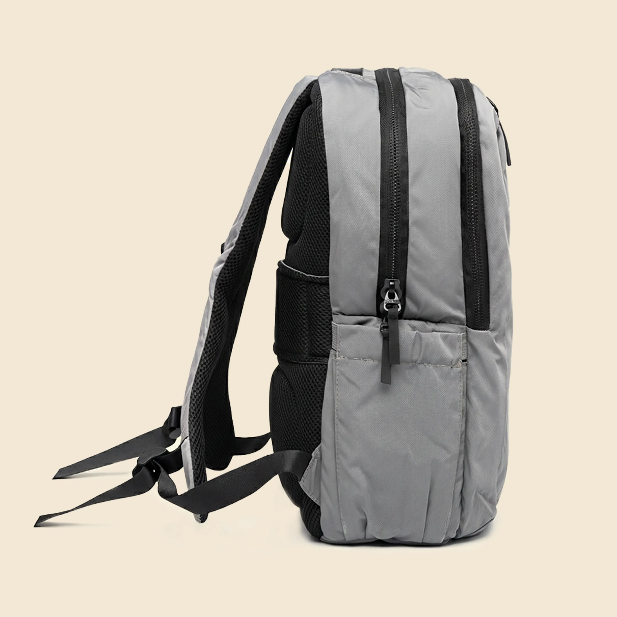 Vista lateral de una mochila gris de la marca Lefrik