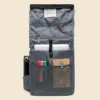 Mochila personalizada LEFRIK ROLL Interior de una mochila roll-top de la marca Lefrik con un portátil, una botella y artículos de papelería