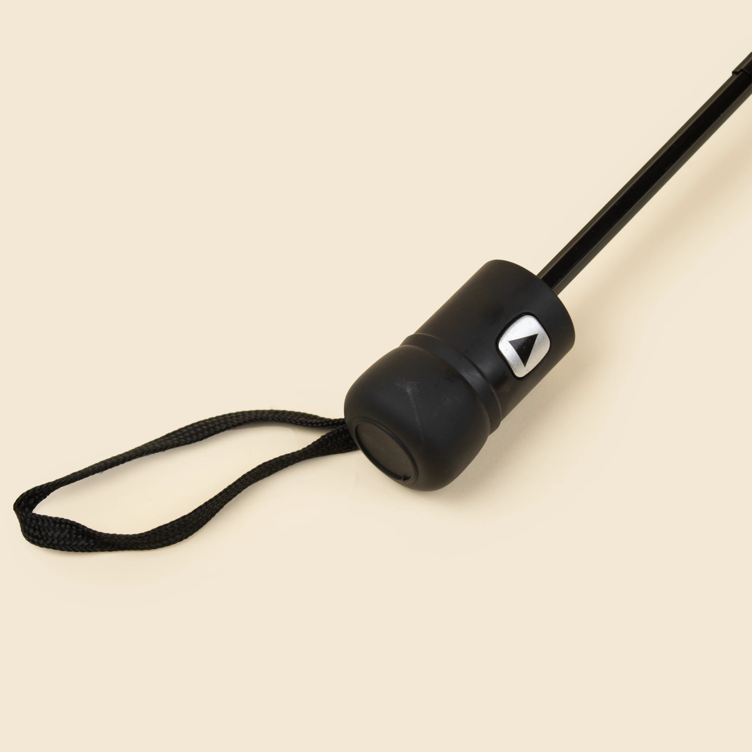 Paraguas con logo NILO Mango de paraguas negro , con botón de apertura automática y plegable.