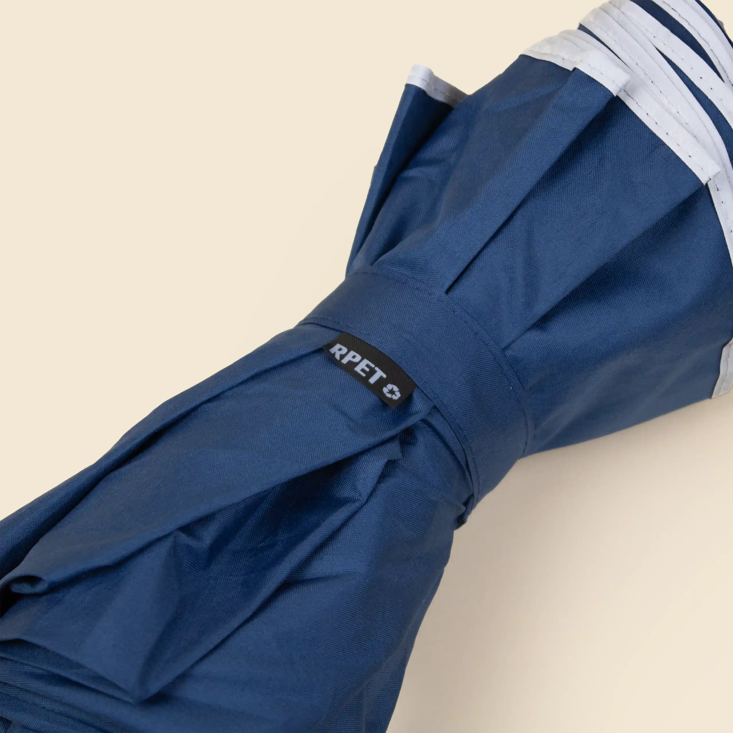 Paraguas con logo NILO Paraguas azul oscuro con logo. Con apertura automática y plegable. Funda RPET personalizable a todo color. Etiqueta distintiva de RPET.