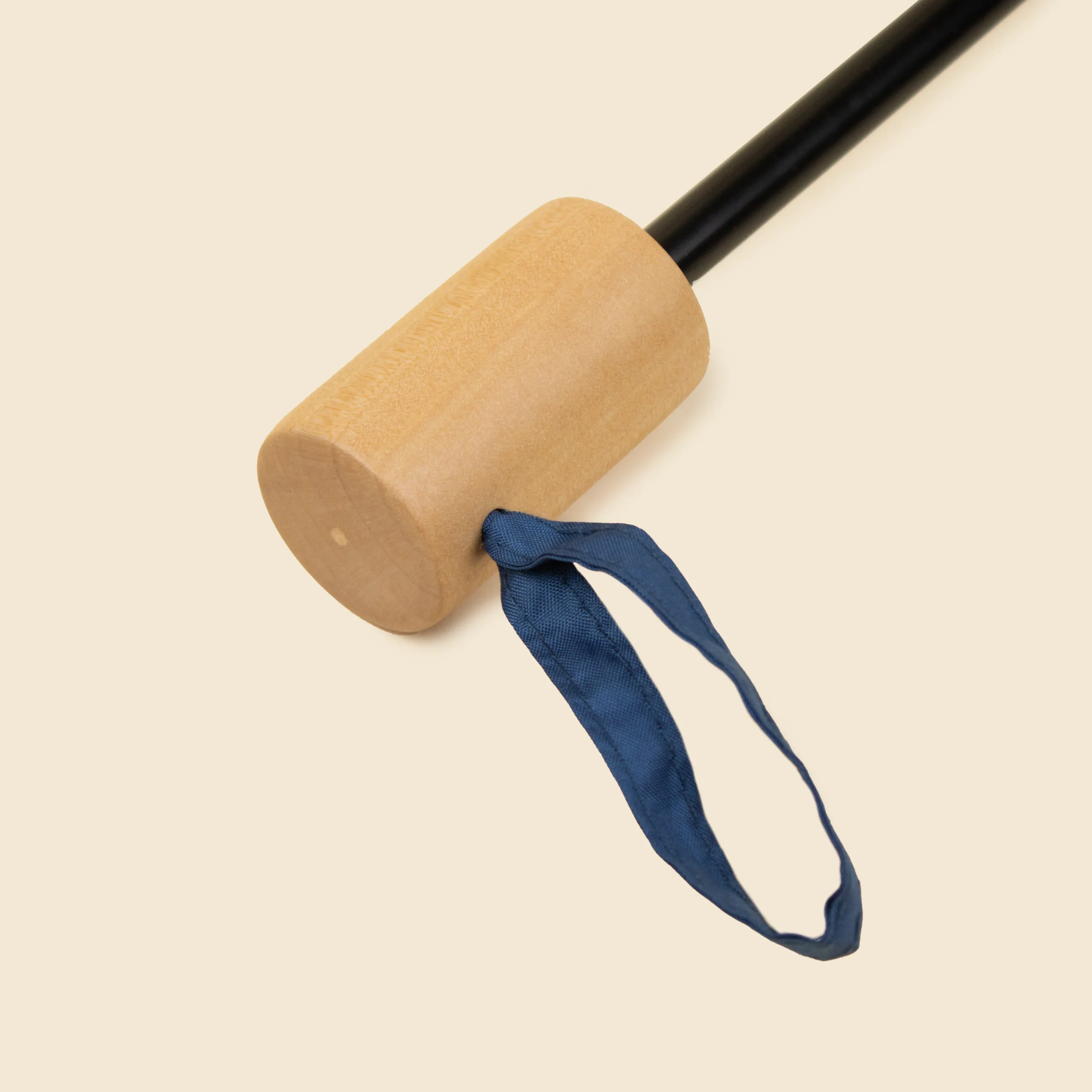 Paraguas plegable personalizado ATLAS Mango de madera y cuerda de paraguas con logo y plegable. De color azul oscuro.