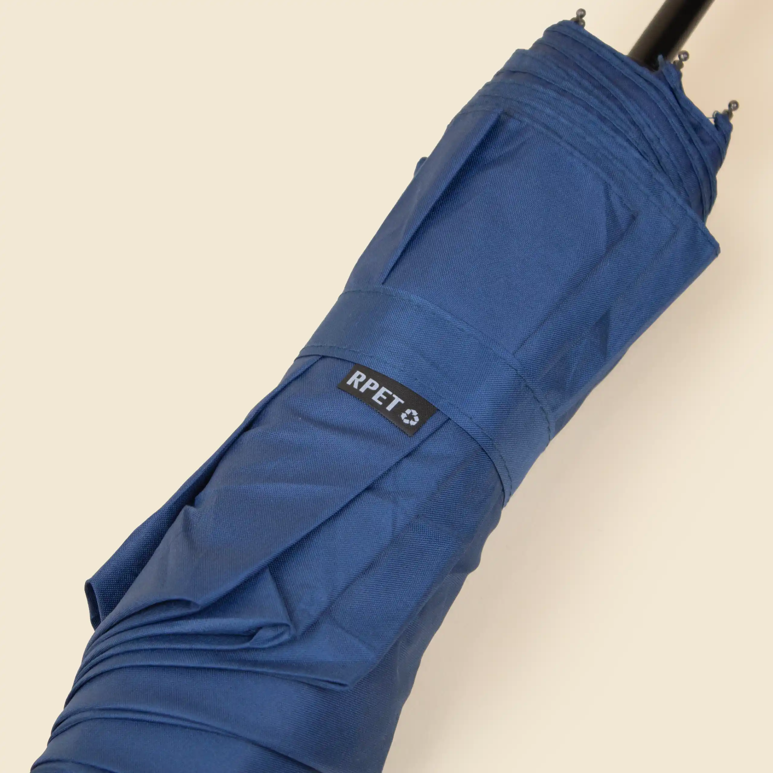 Paraguas plegable personalizado ATLAS Paraguas con etiqueta RPET , de plásticos reciclados. En color azul oscuro.