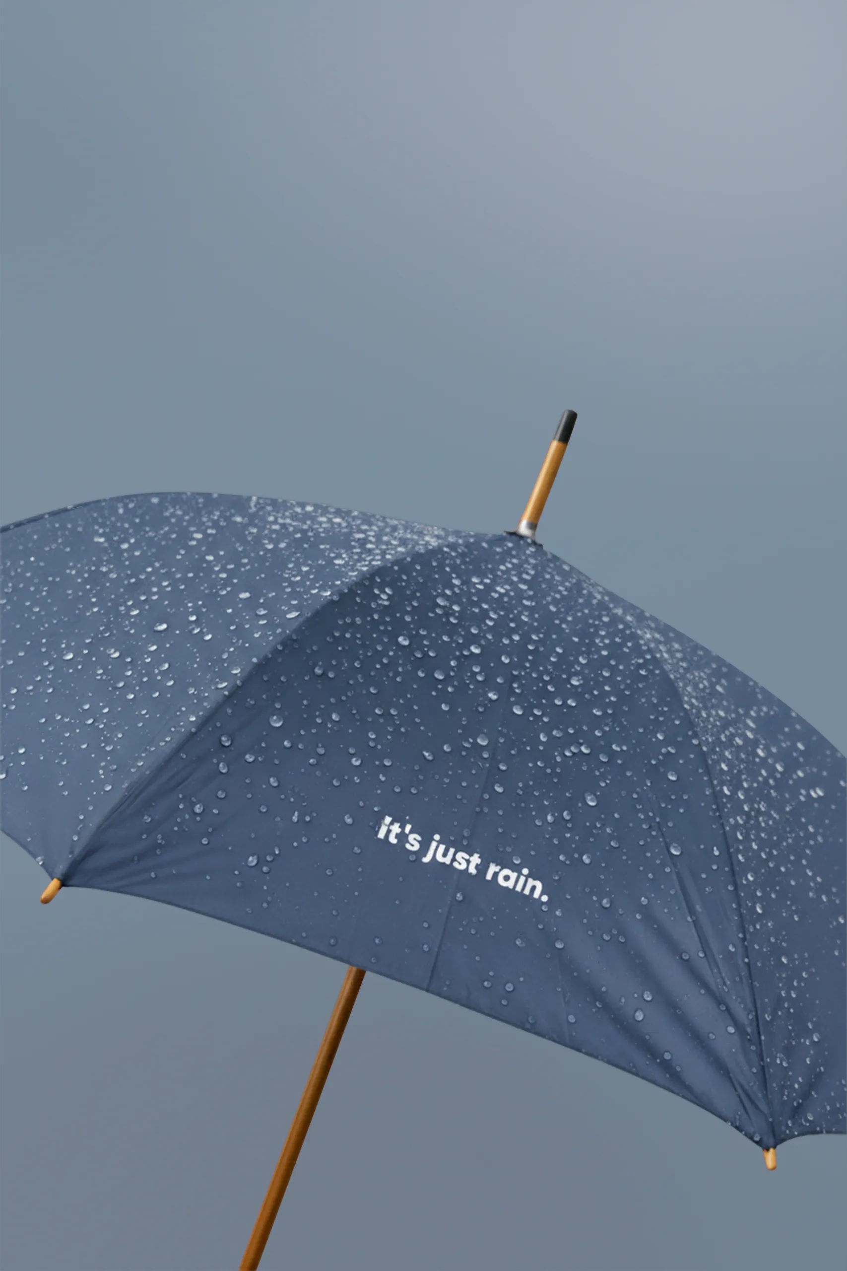 Paraguas corporativo abierto con mango de madera automático . De color azul marino con gotas.