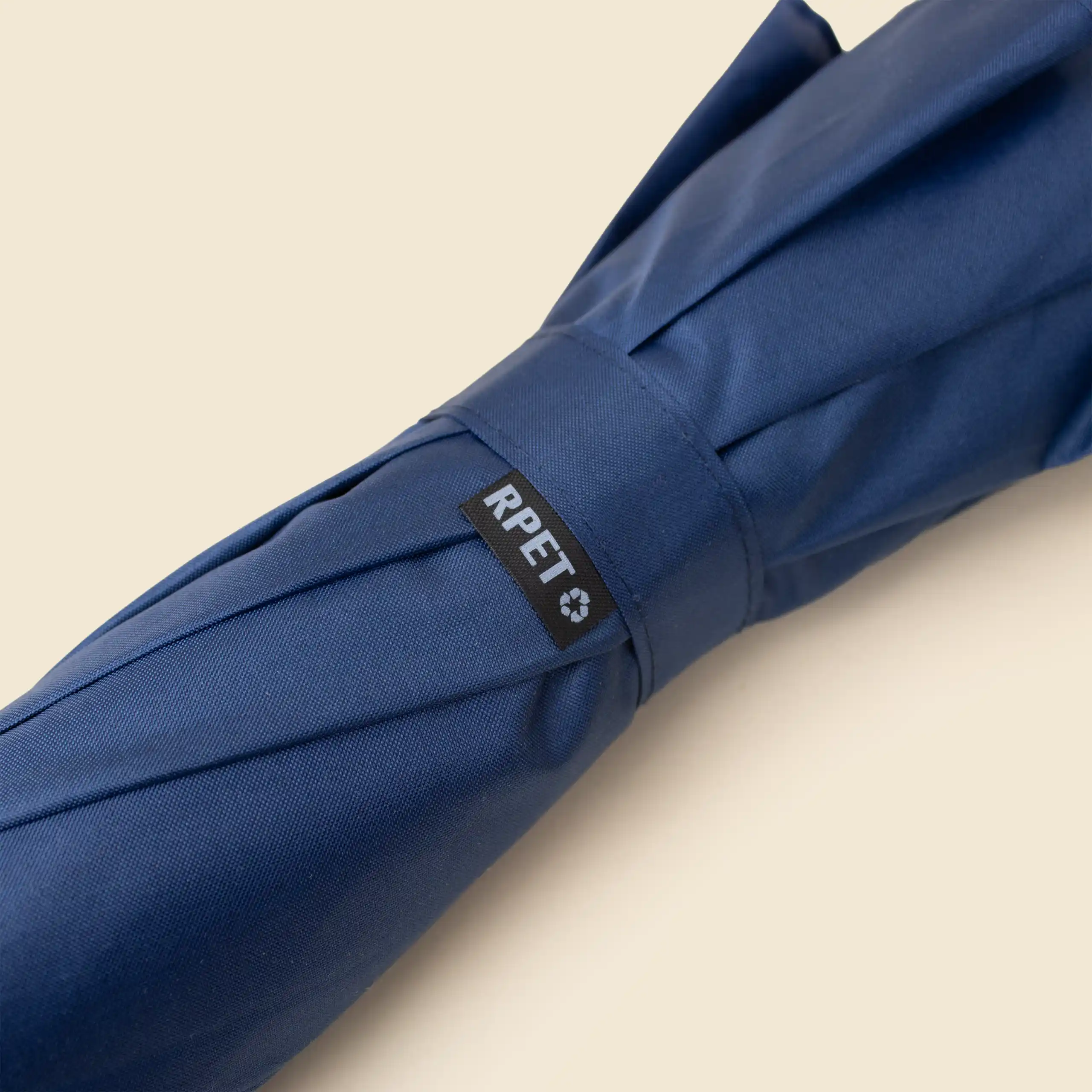 Paraguas corporativo de madera ZEUS Paraguas corporativo plegado con etiqueta RPET . De color azul marino .