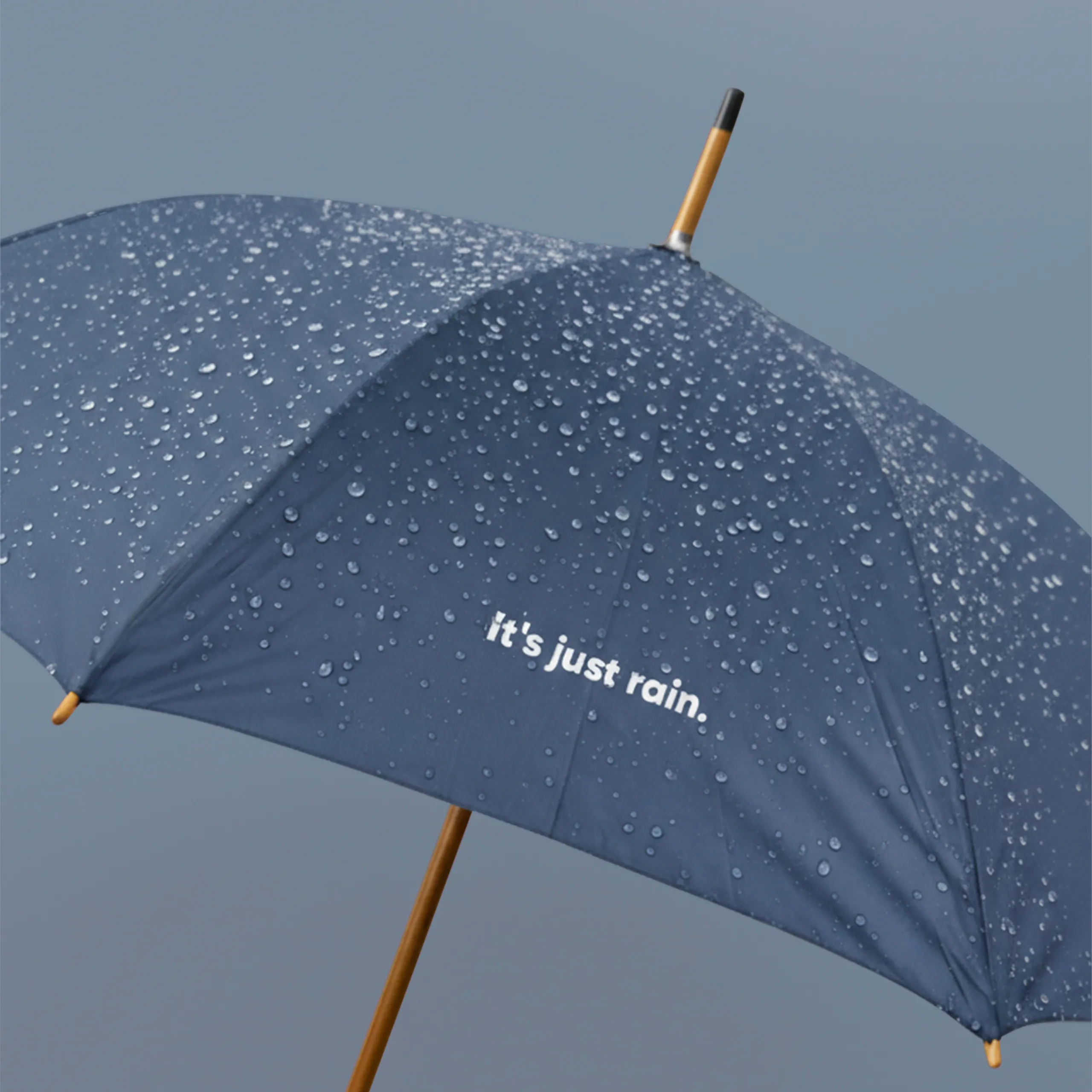 Paraguas corporativo de madera ZEUS Paraguas corporativo con mango de madera automático . De color azul marino . Con personalización en blanco. Con gotas.