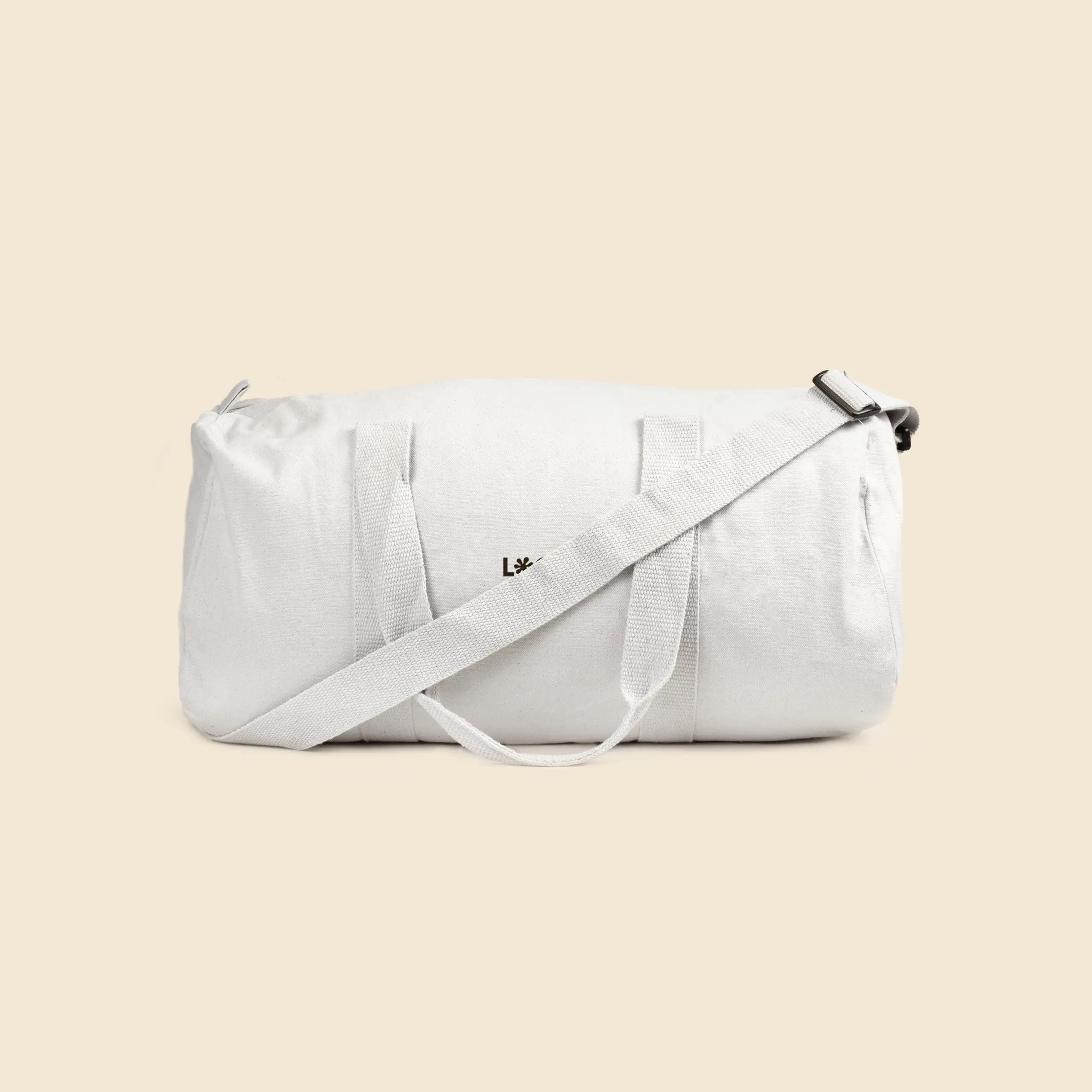 Bolsa de gimnasio personalizada. De algodón reciclado y color beige. Con personalización a todo color marrón y asa reguladora de distancia.