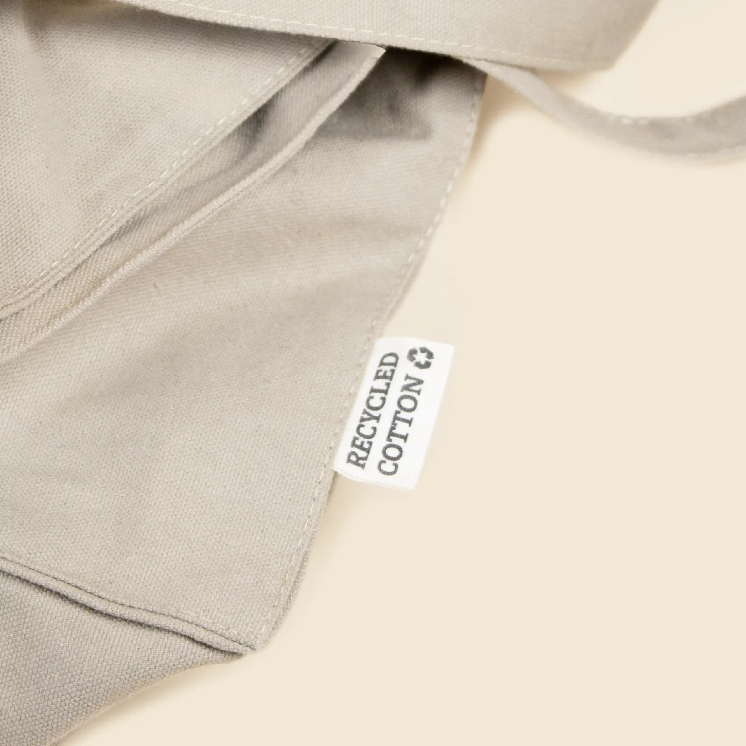 Bolsa tote personalizada GAIA Bolsa tote personalizada. Fabricada en algodón reciclado. De color beige y personalización a todo color. Con etiqueta distintiva de Algodón reciclado.