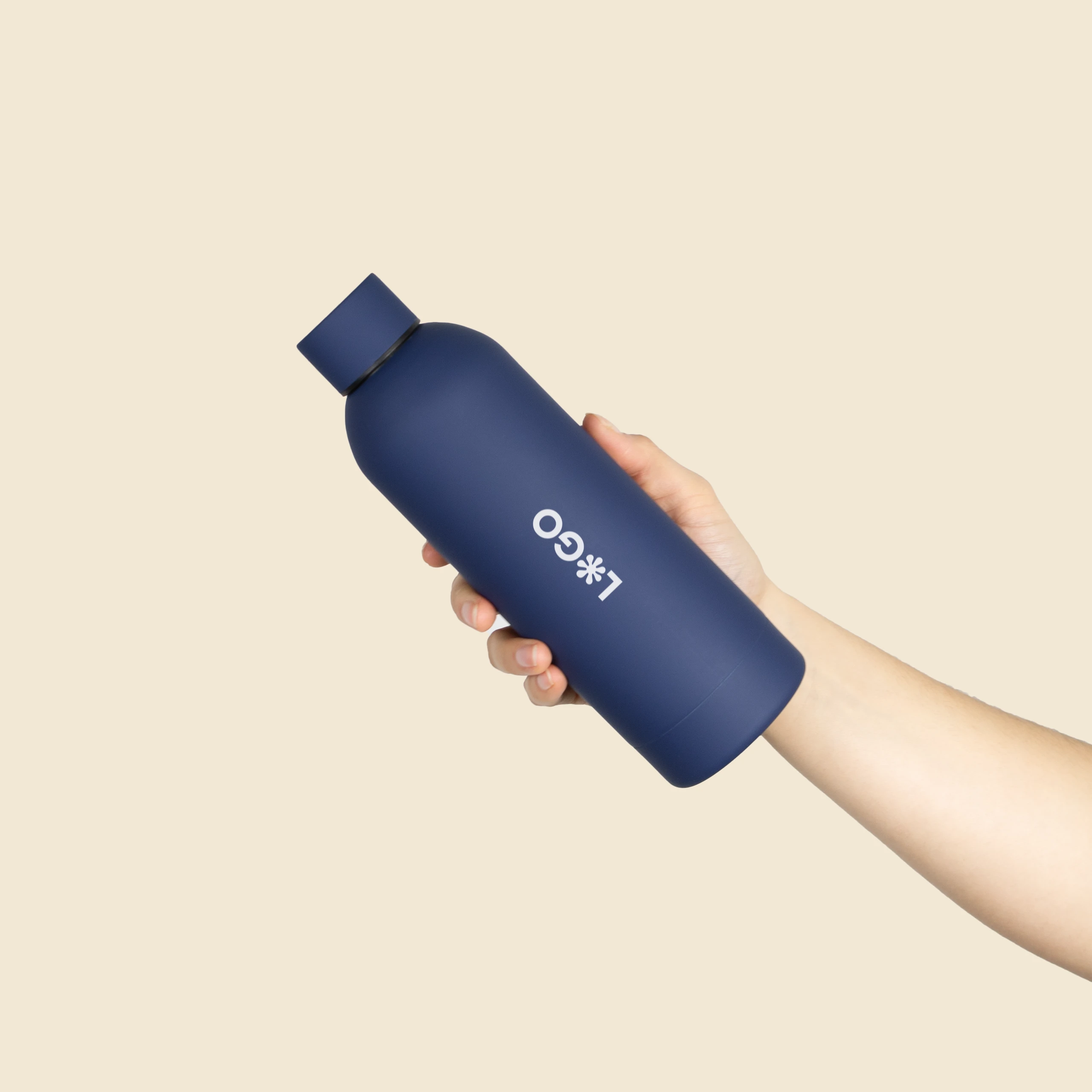 Botella de doble pared reciclada con capacidad de 500ml. De color azul y con personalización a todo color.