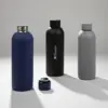 Botella de doble pared reciclada con capacidad de 500ml. De color azul, negro y gris. Con personalización a todo color.