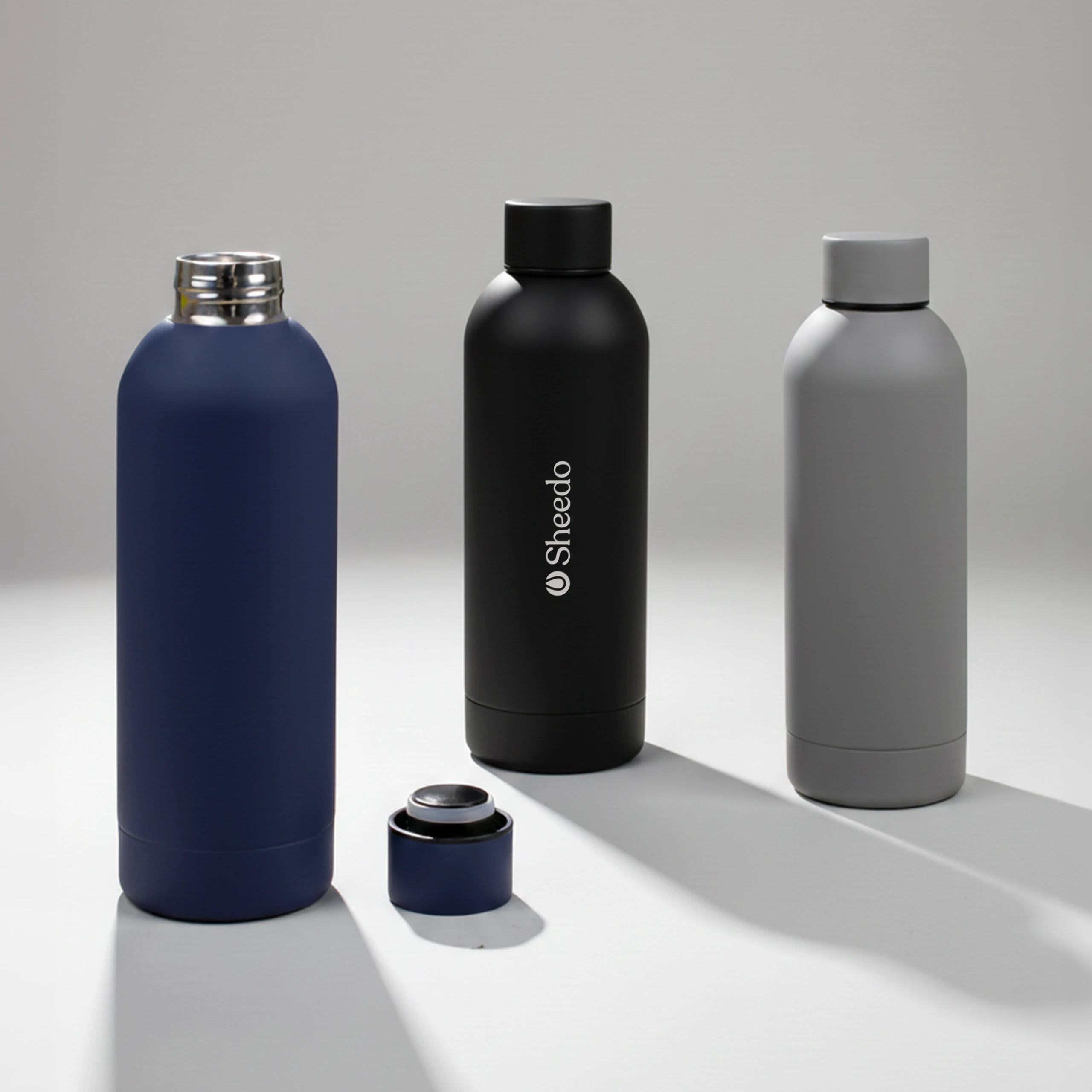 Botella de doble pared reciclada con capacidad de 500ml. De color azul, negro y gris. Con personalización a todo color.