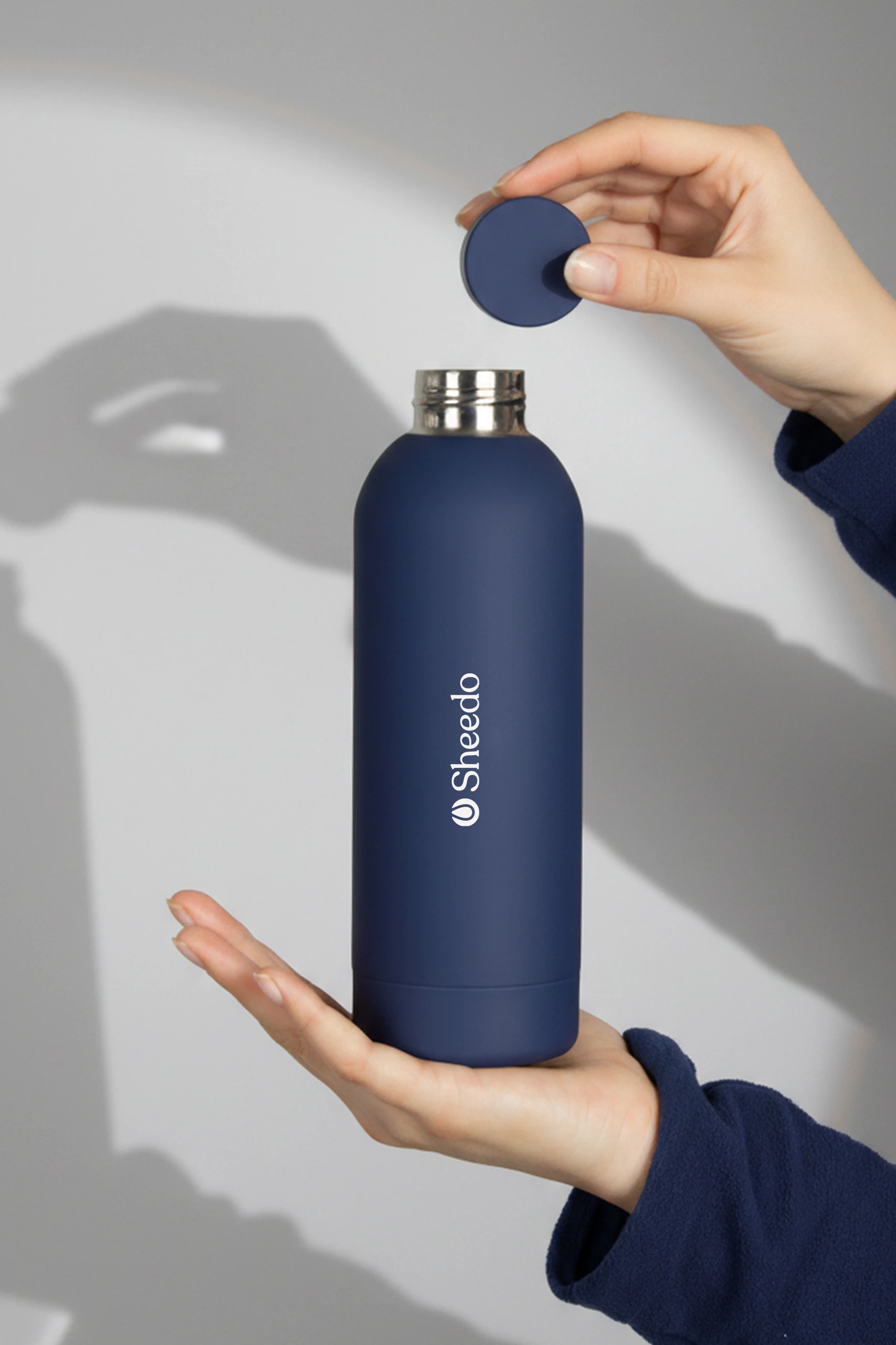 Botella de doble pared reciclada con capacidad de 500ml. De color azul. Con personalización a todo color y tapón de rosca.