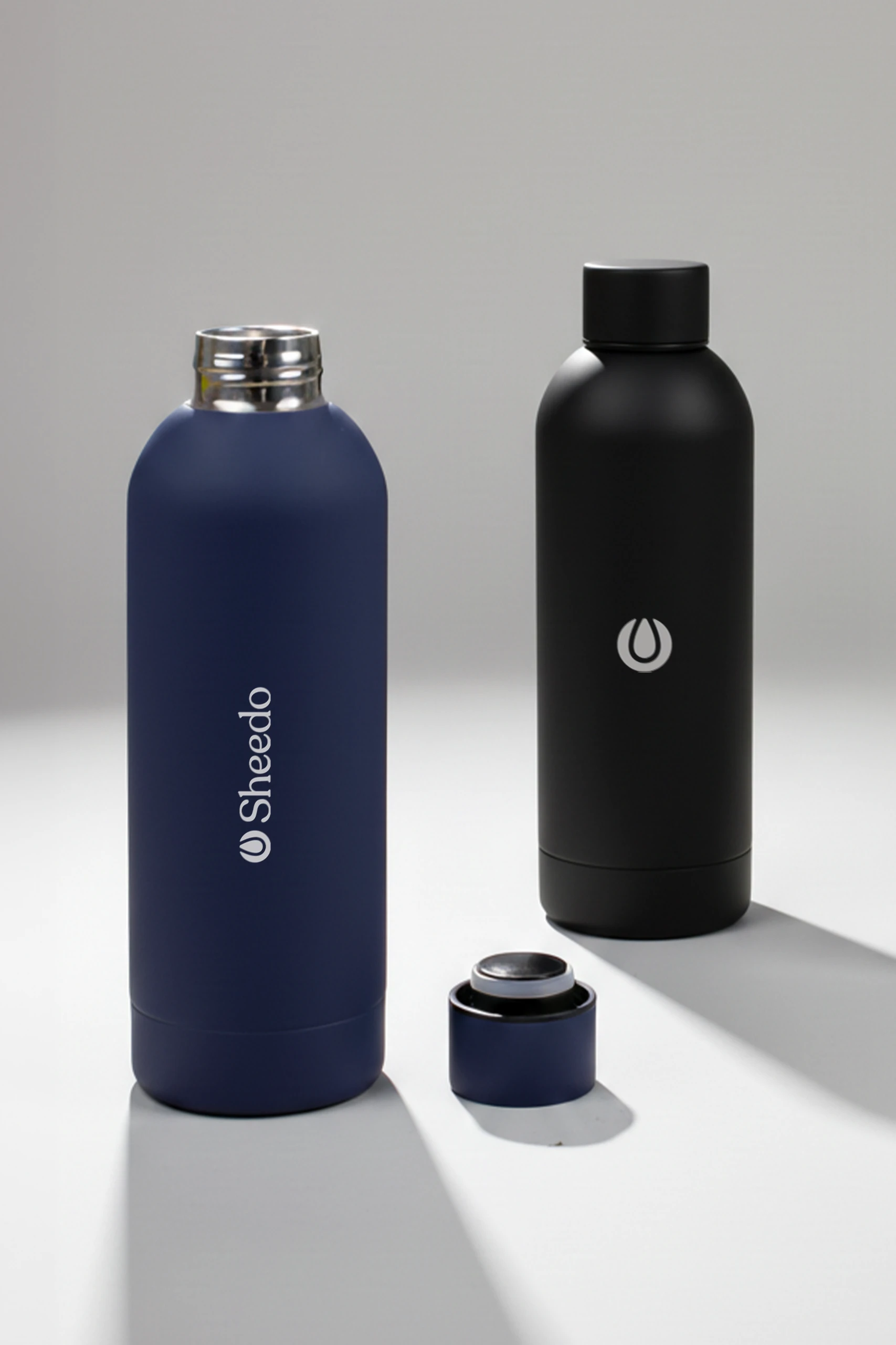 Botella de doble pared reciclada con capacidad de 500ml. De color azul, negro y gris. Con personalización a todo color.