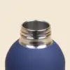 Botella de doble pared reciclada con capacidad de 500ml. De color azul y con personalización a todo color. Con tapón enroscable.
