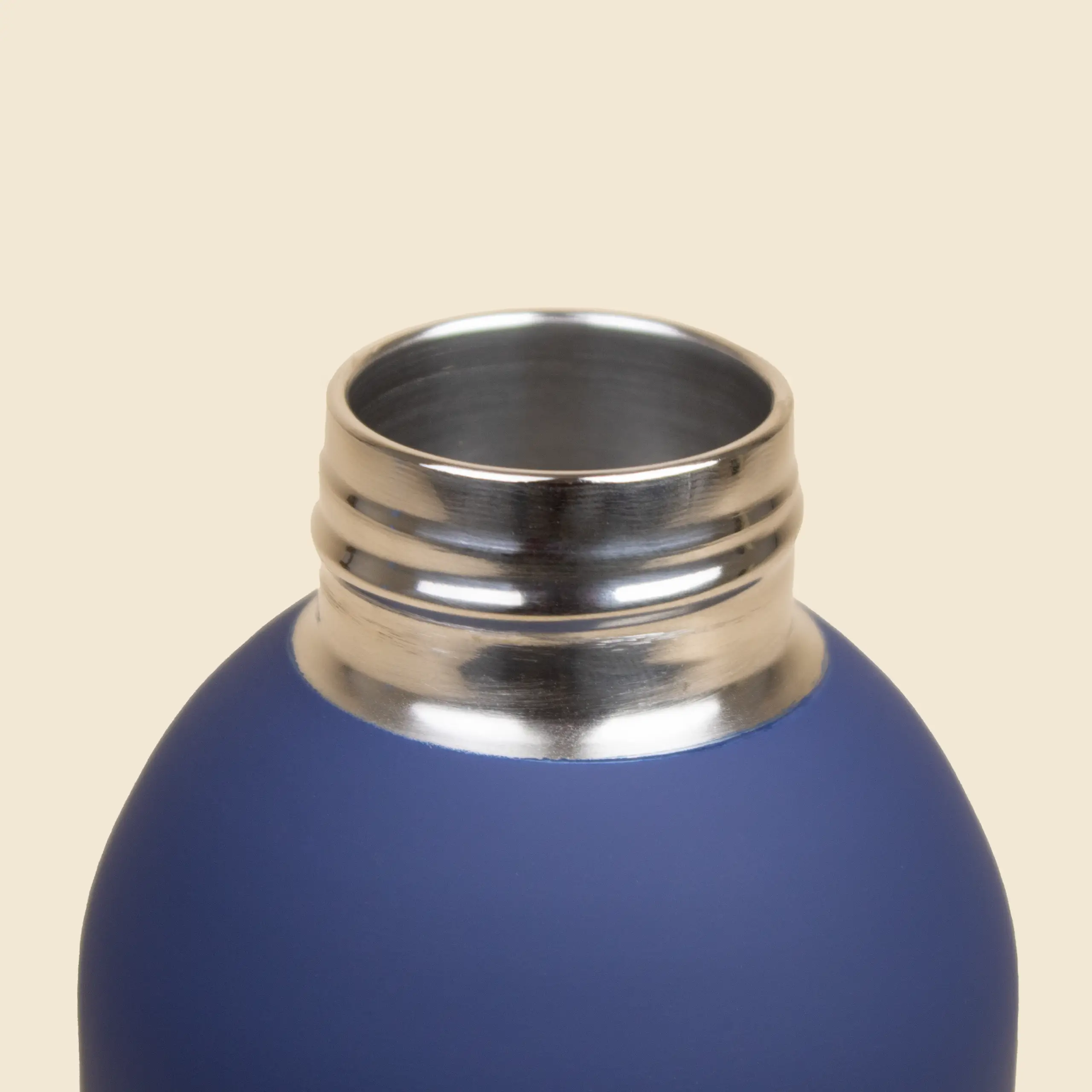 Botella de doble pared reciclada con capacidad de 500ml. De color azul y con personalización a todo color. Con tapón enroscable.