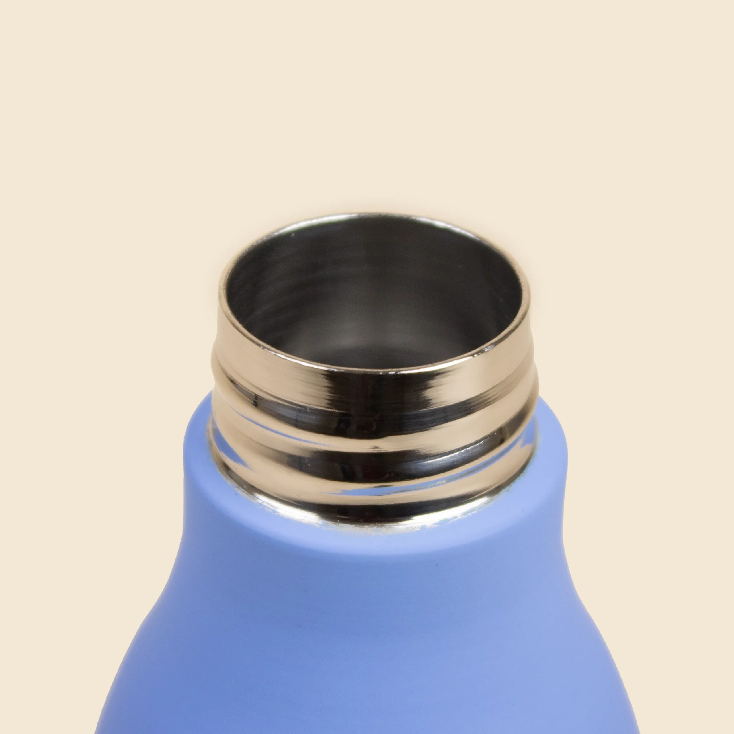 Botella térmica reciclada. Con capacidad de 500ml. De color azul y personalizable a todo color. Con tapa enroscable.