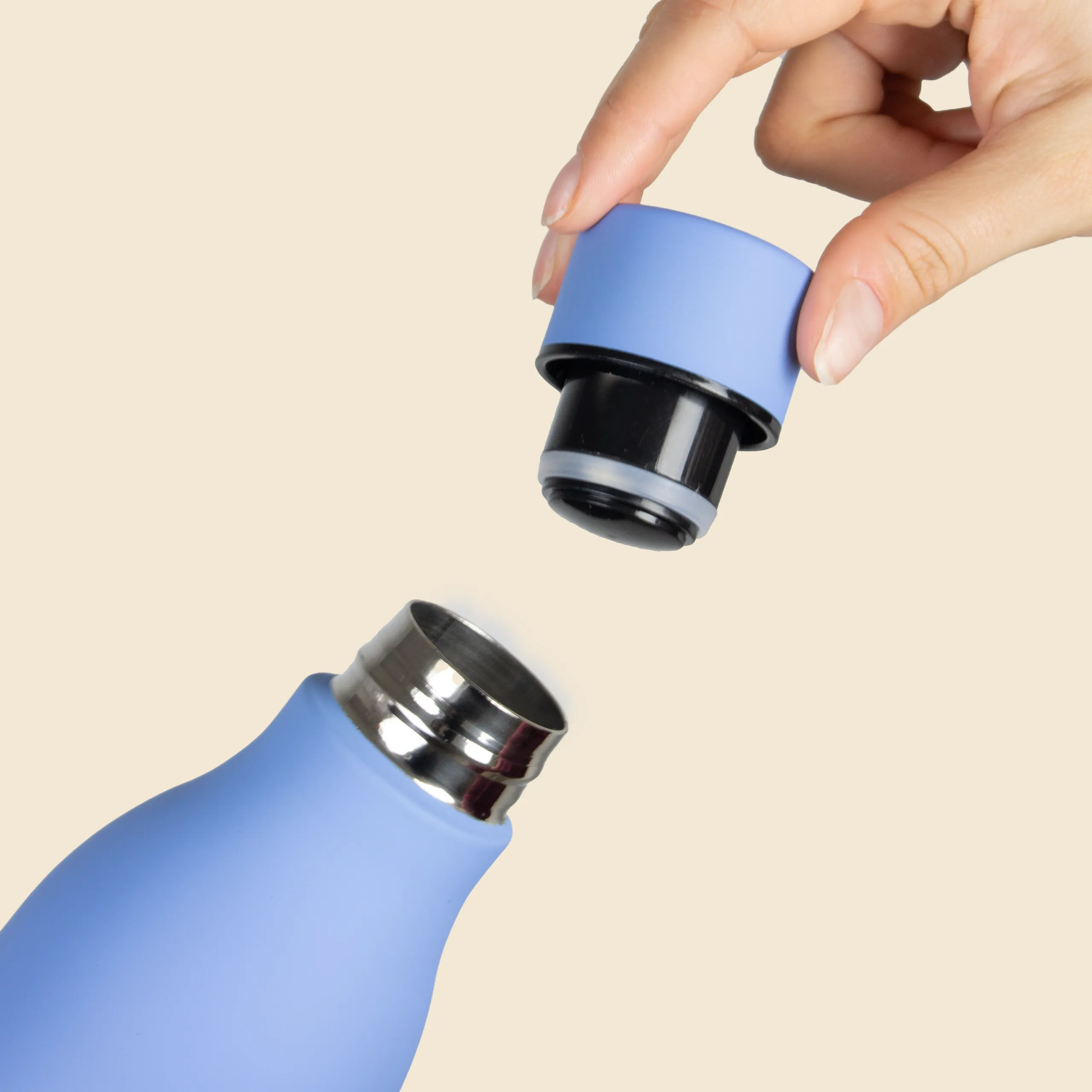 Botella térmica reciclada. Con capacidad de 500ml. De color azul y personalizable a todo color. Con tapa enroscable.