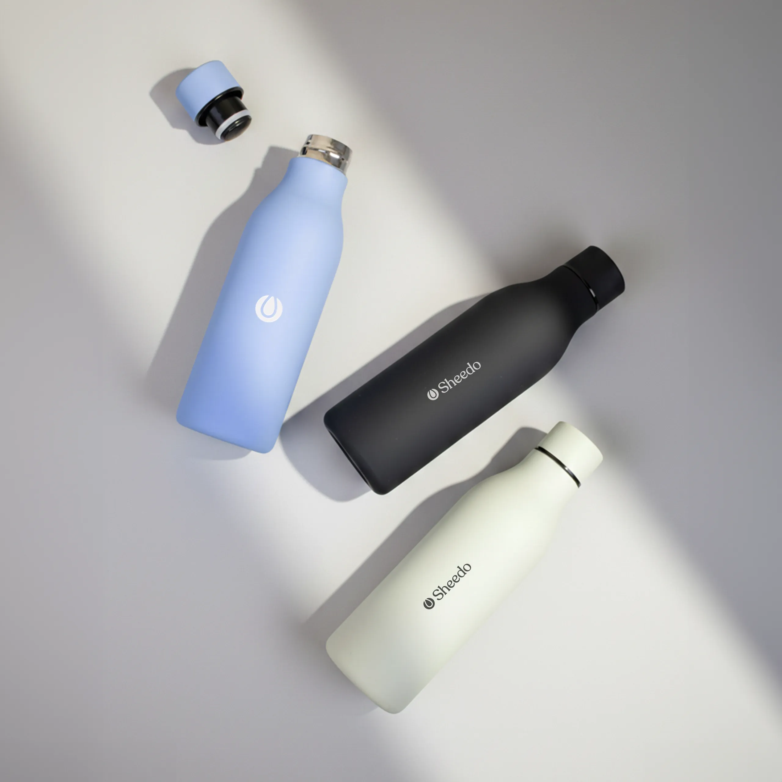 Botella térmica reciclada. Con capacidad de 500ml. De colores negro, azul y beige. Personalizable a todo color.