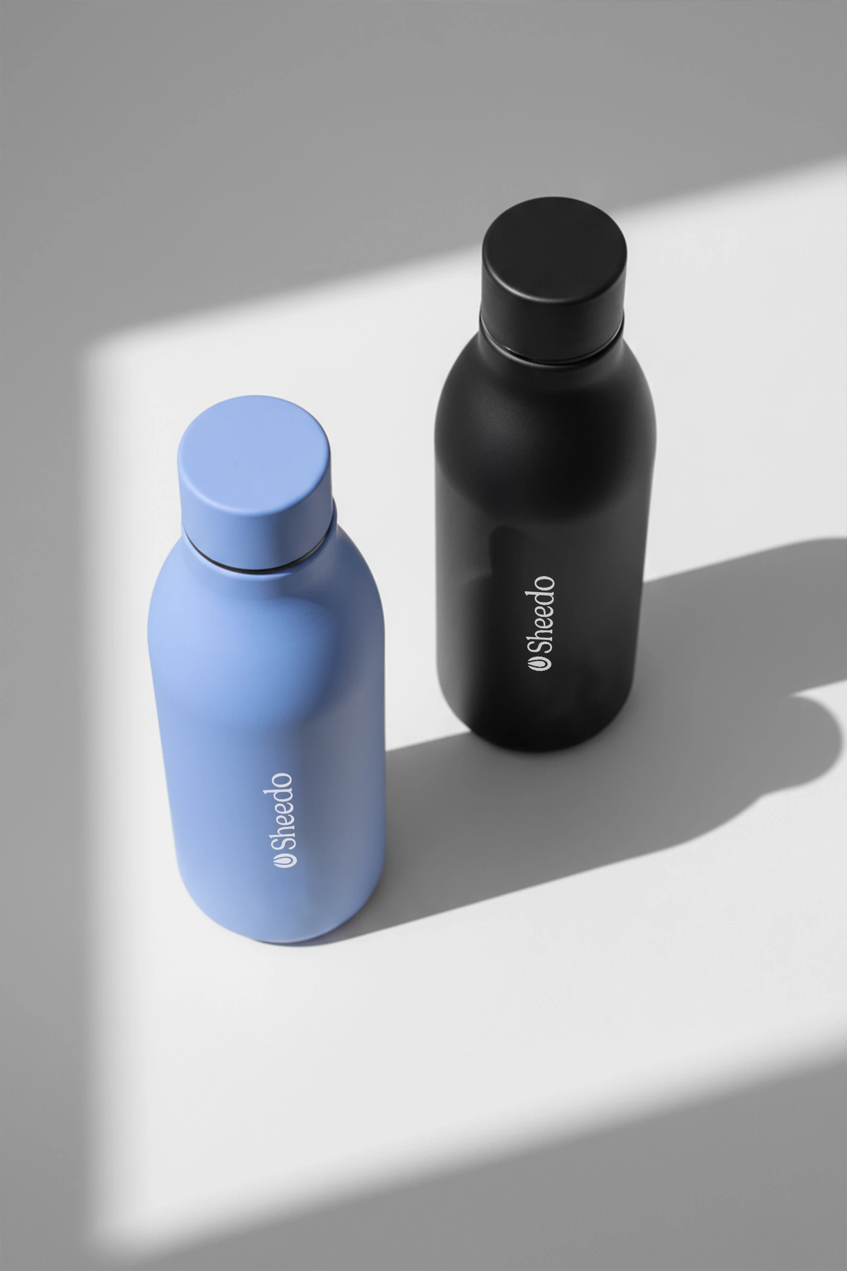 Botella térmica reciclada. Con capacidad de 500ml. De colores negro y azul. Personalizable a todo color.