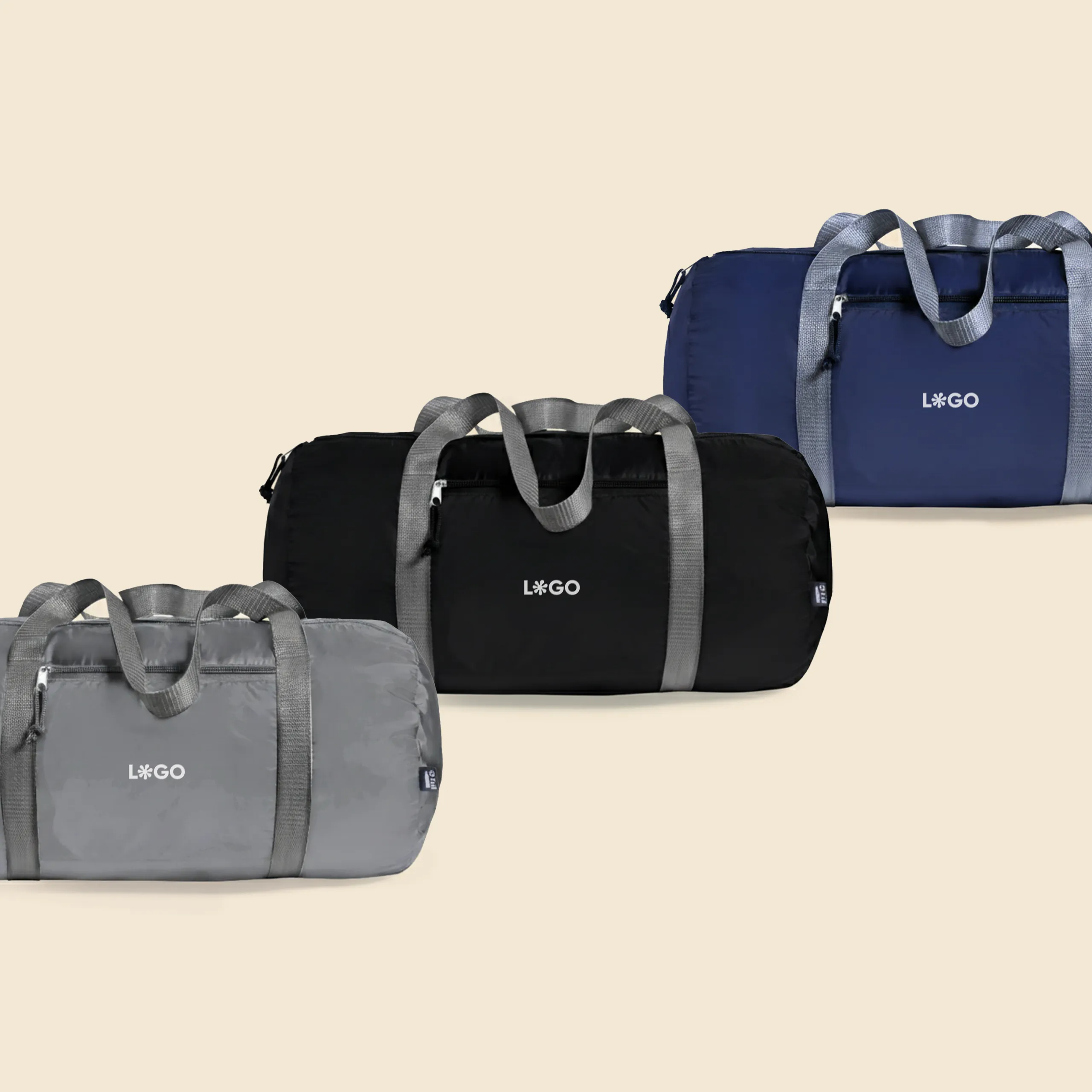 Composición de mochilas de deporte personalizadas. De color negro, azul marino y gris con asas grises y diseño en blanco. Elaborado a partir de plástico reciclado (RPET).