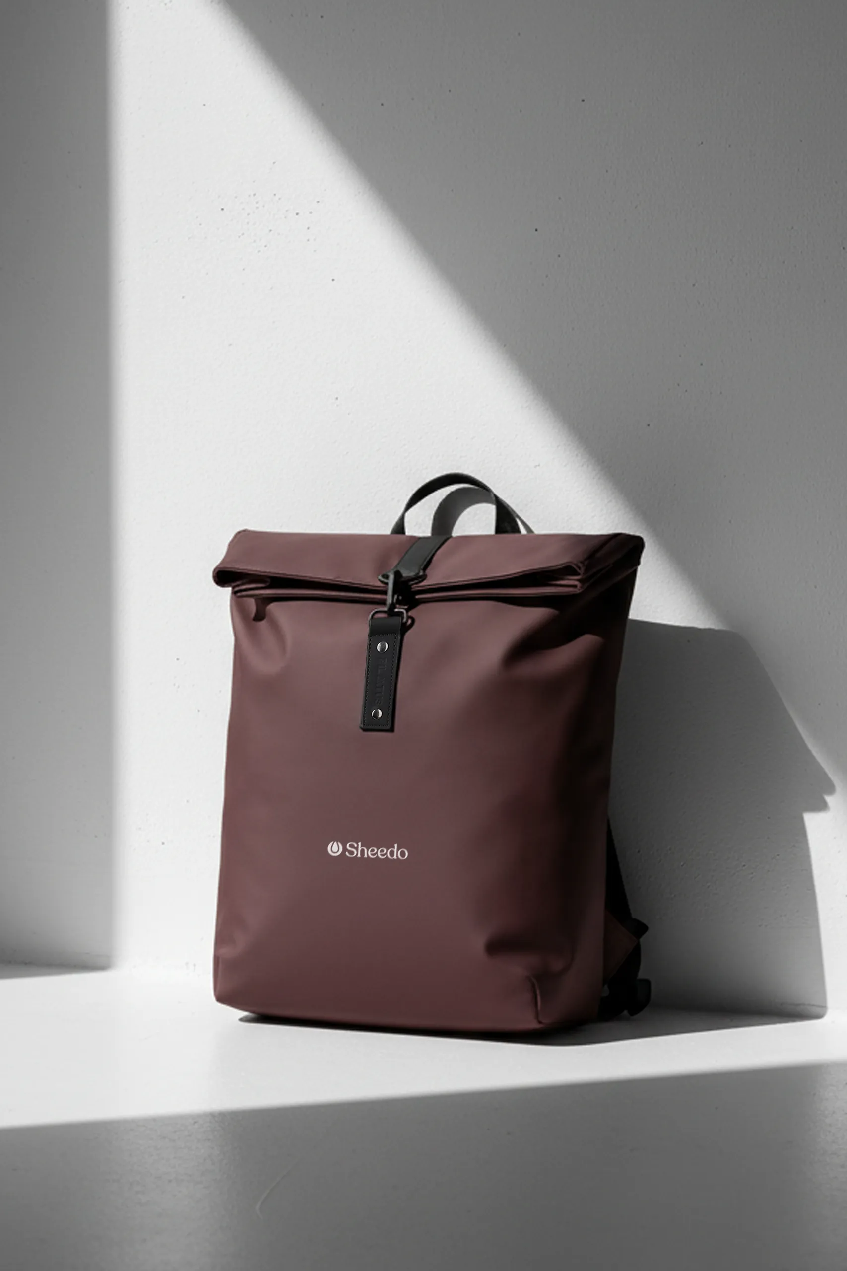 Mochila enrollable de la marca Pilatus , de color bourdeos y con personalización a 1 tinta.