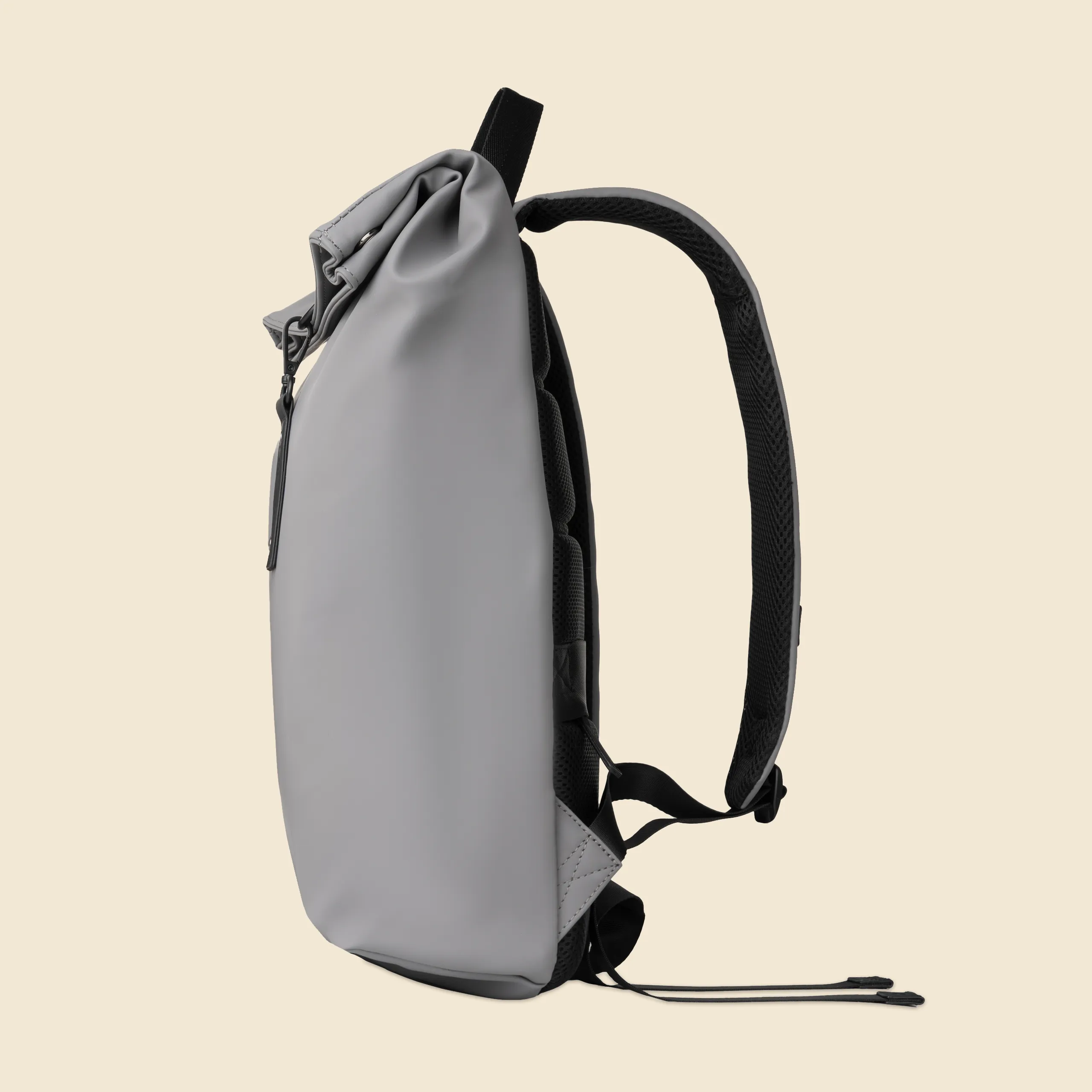 Mochila enrollable de la marca Pilatus , de color gris y con personalización a 1 tinta. Parte lateral.