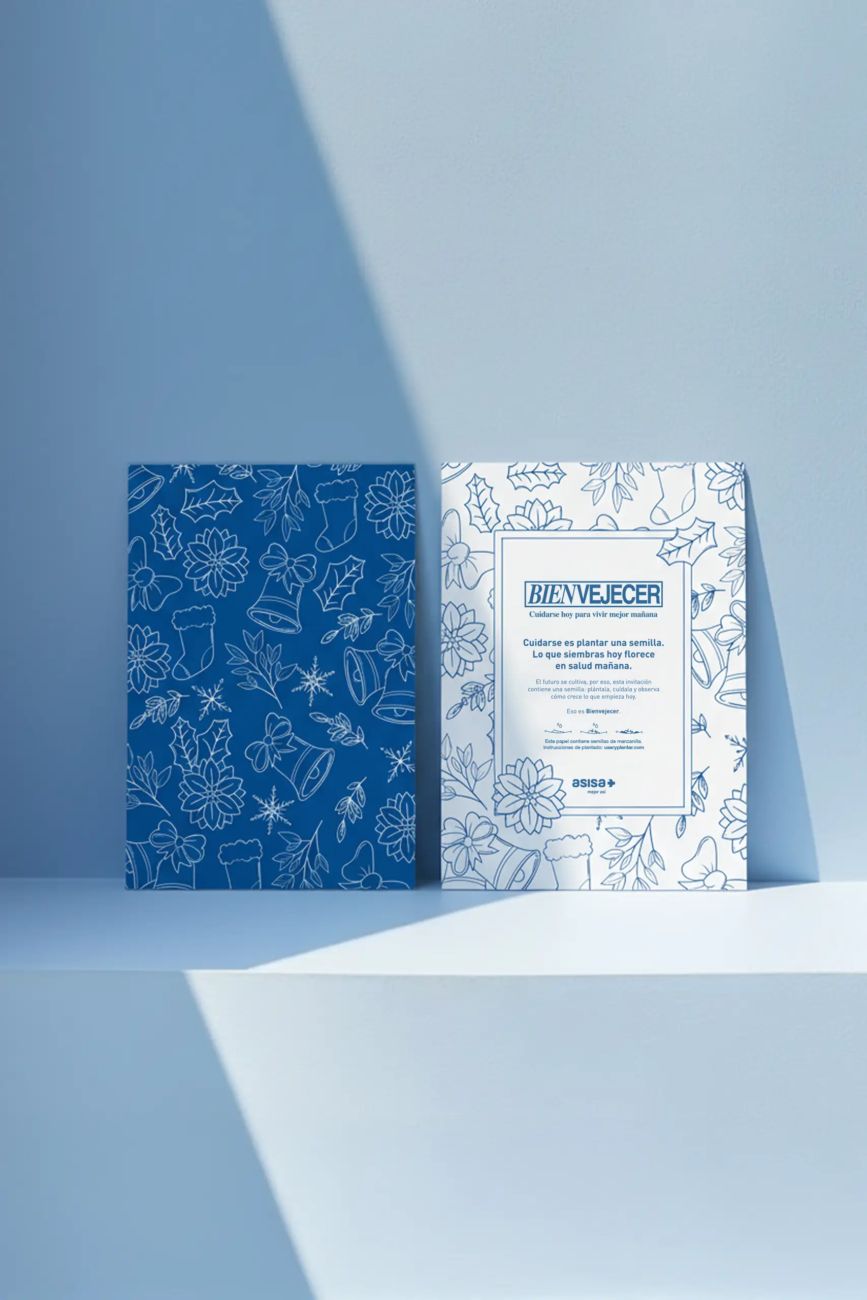 Dos tarjetas de papel plantable personalizadas para la marca ASISA, apoyadas en una pared azul
