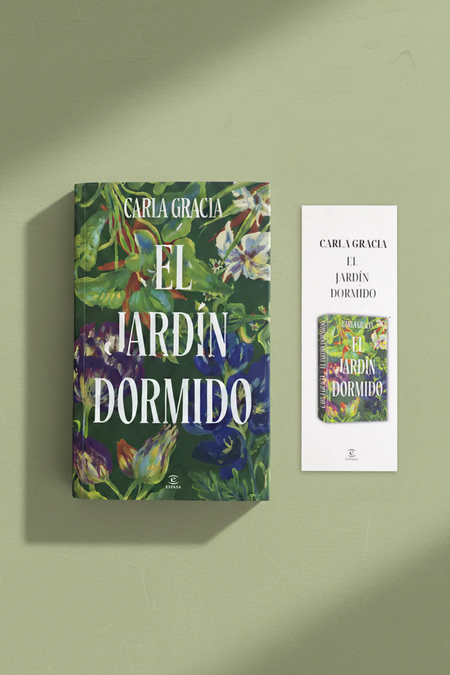 Libro "El jardín dormido" junto a un marcapáginas personalizado e impreso en papel con semillas