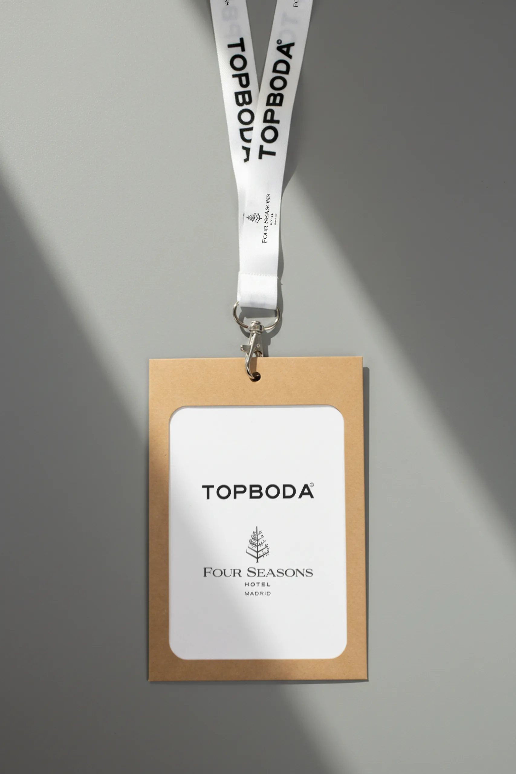 Acreditación con funda en kraft y lanyard personalizados para TOP BODA