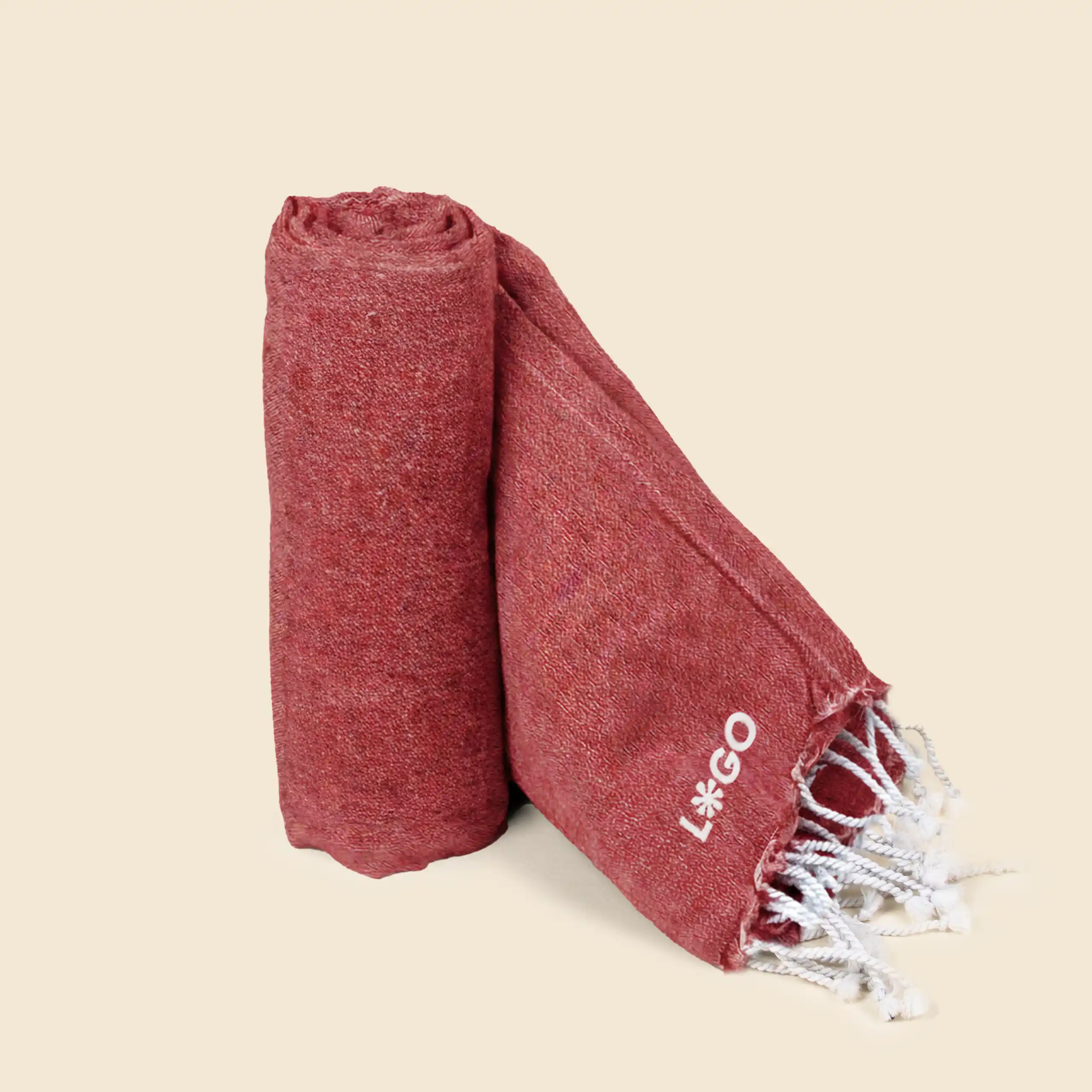 Serviette de plage personnalisée_CAPRI Toalla de playa personalizada con logo blanco. Fabricado de RPET. De color rojo y con flecos.