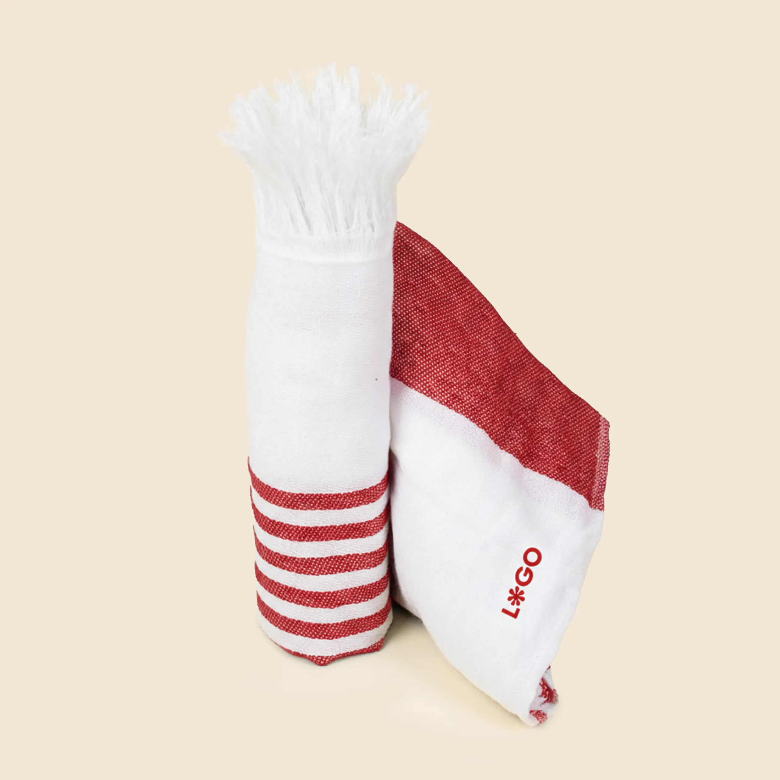 Drap de plage personnalisé_MARINA Toalla pareo enrollado y personalizado. Con flecos y de color rojo y blanco a rayas.
