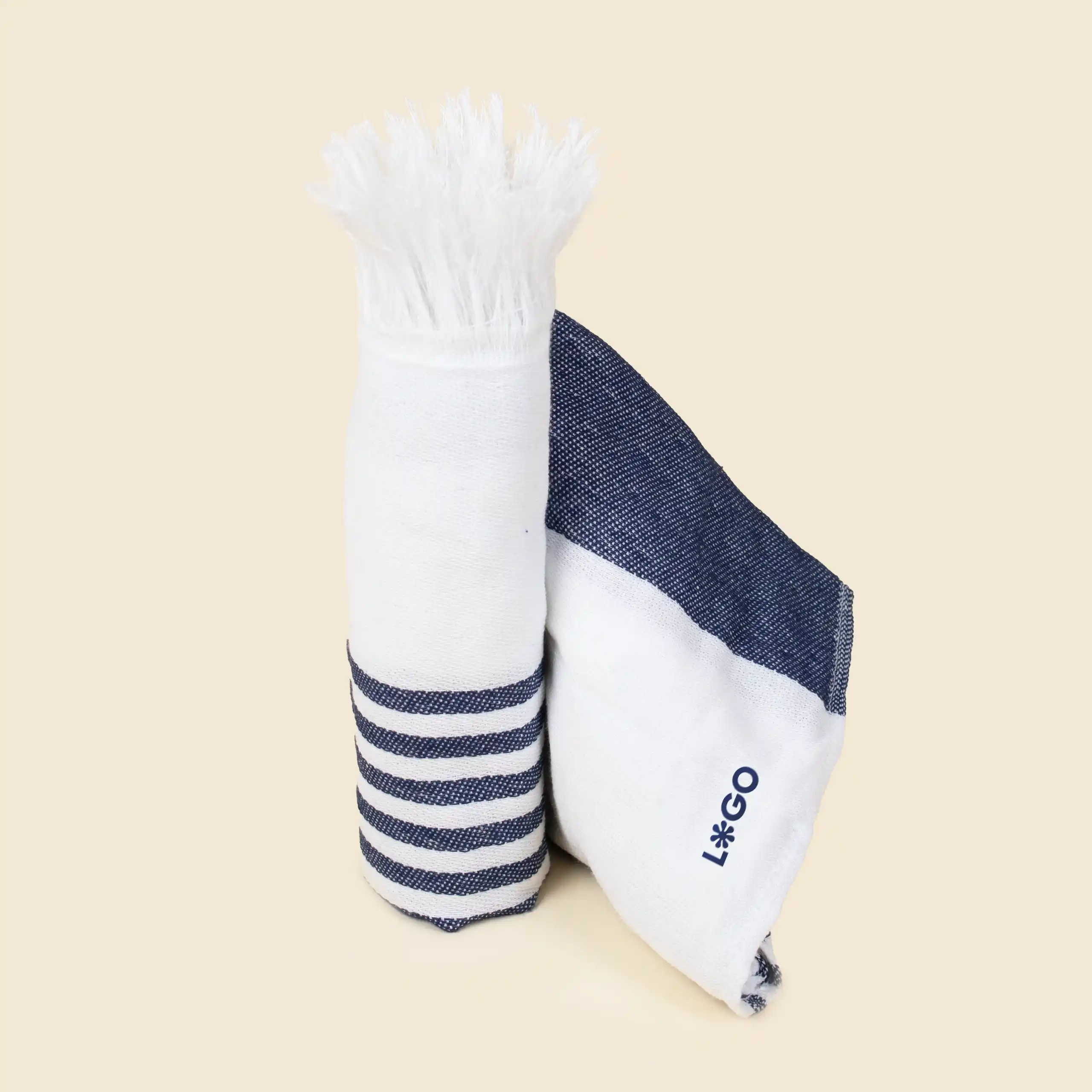 Toalla pareo enrollado y personalizado. Con flecos y de color azul y blanco a rayas.