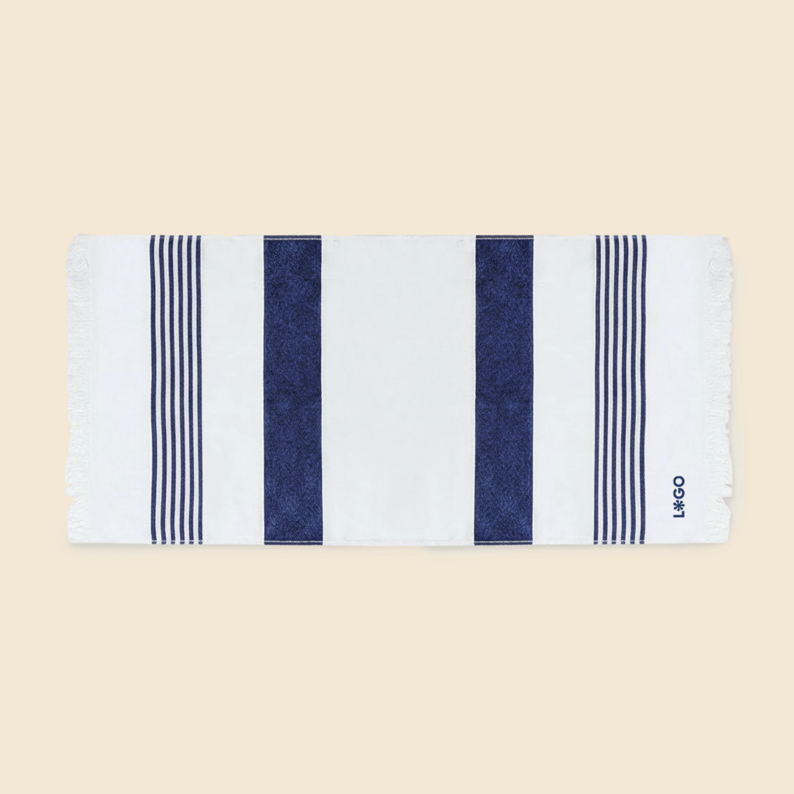 Toalla pareo personalizado. Con flecos y de color azul y blanco a rayas. Colocado extendido.