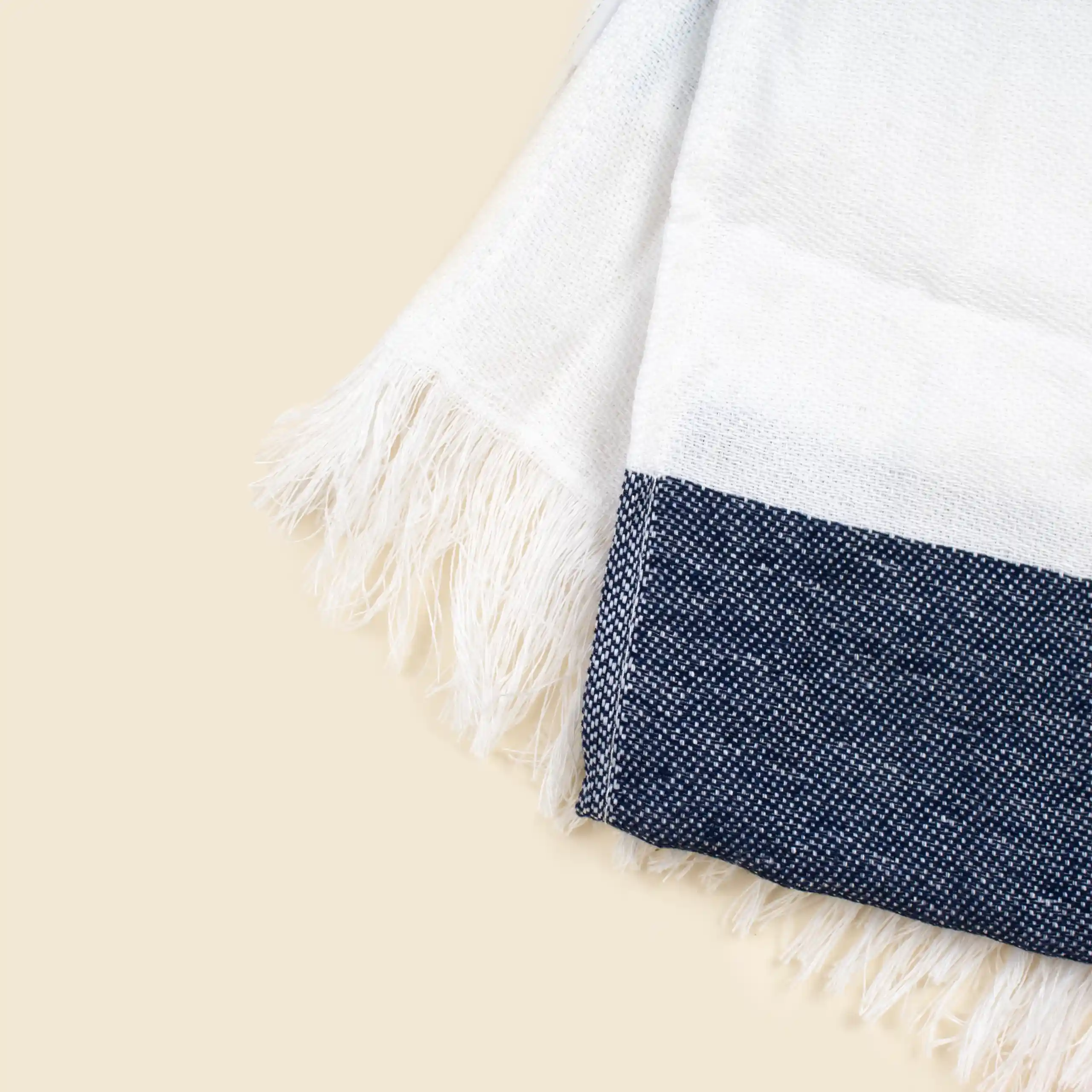 Toalla pareo personalizado. Con flecos y de color azul y blanco a rayas.