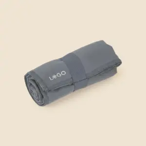 Toalla pequeña gris doblada y personalizada con la palabra "LOGO" en blanco