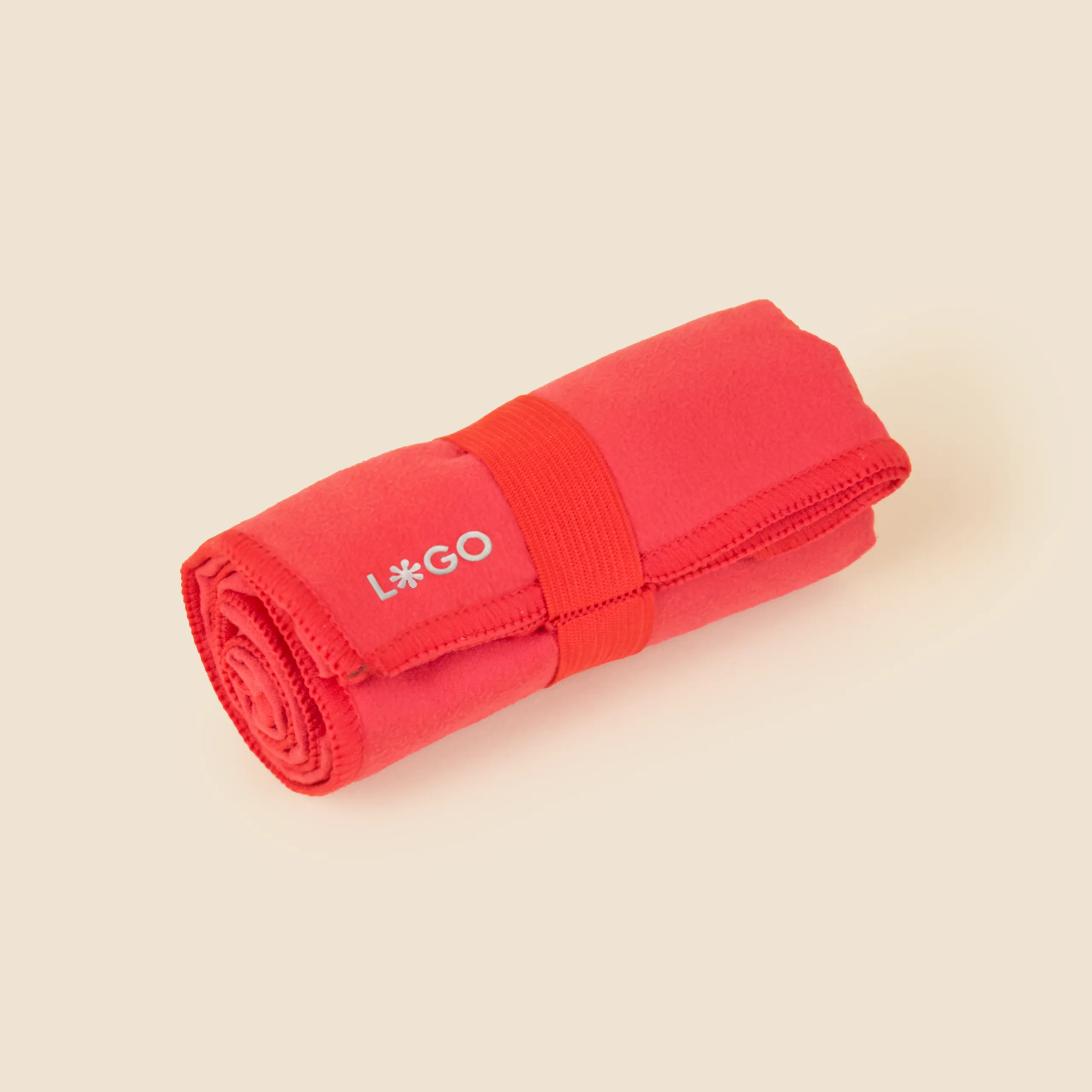 Toalla pequeña roja doblada y personalizada con la palabra "LOGO" en blanco