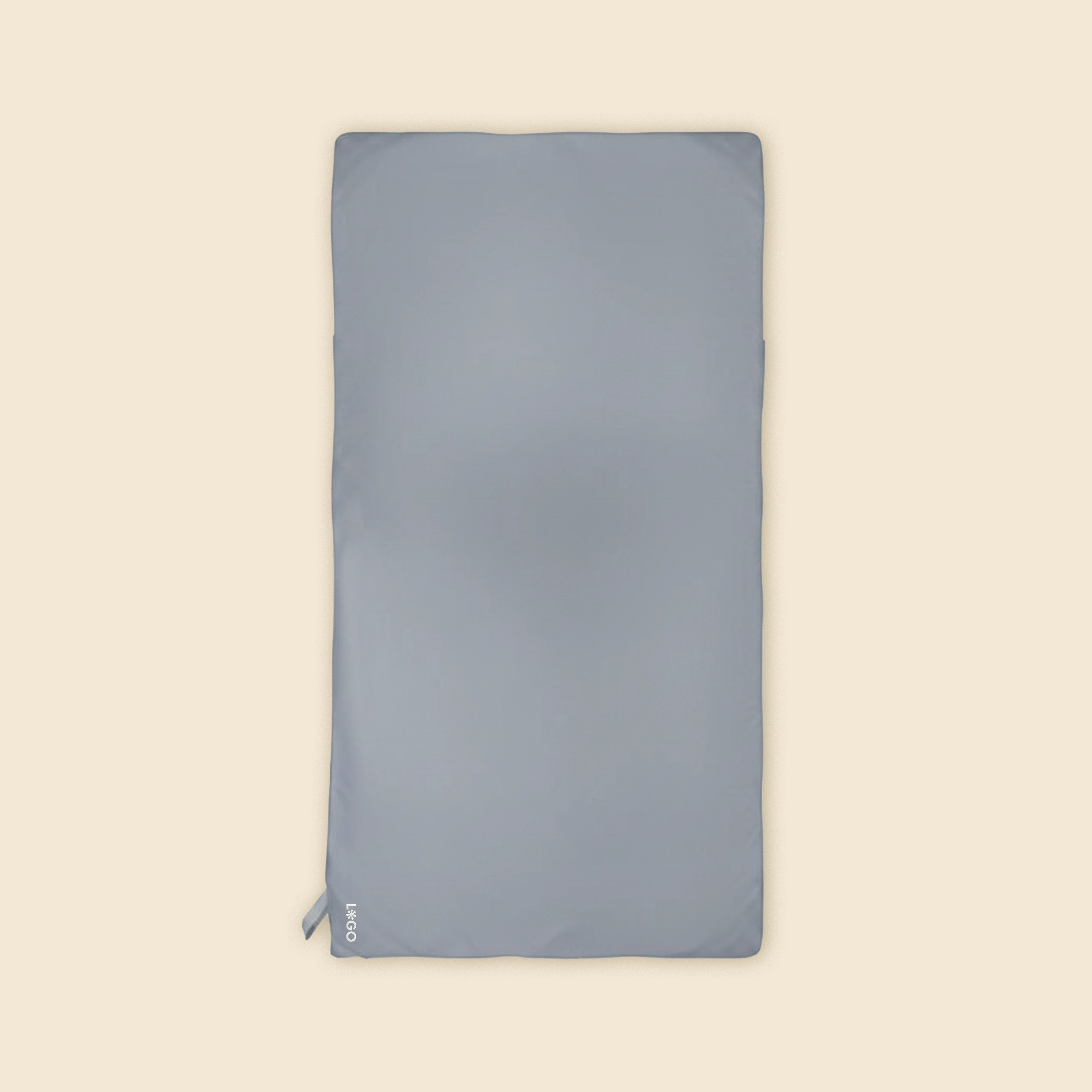 Toalla pequeña gris personalizada con la palabra "LOGO" en blanco