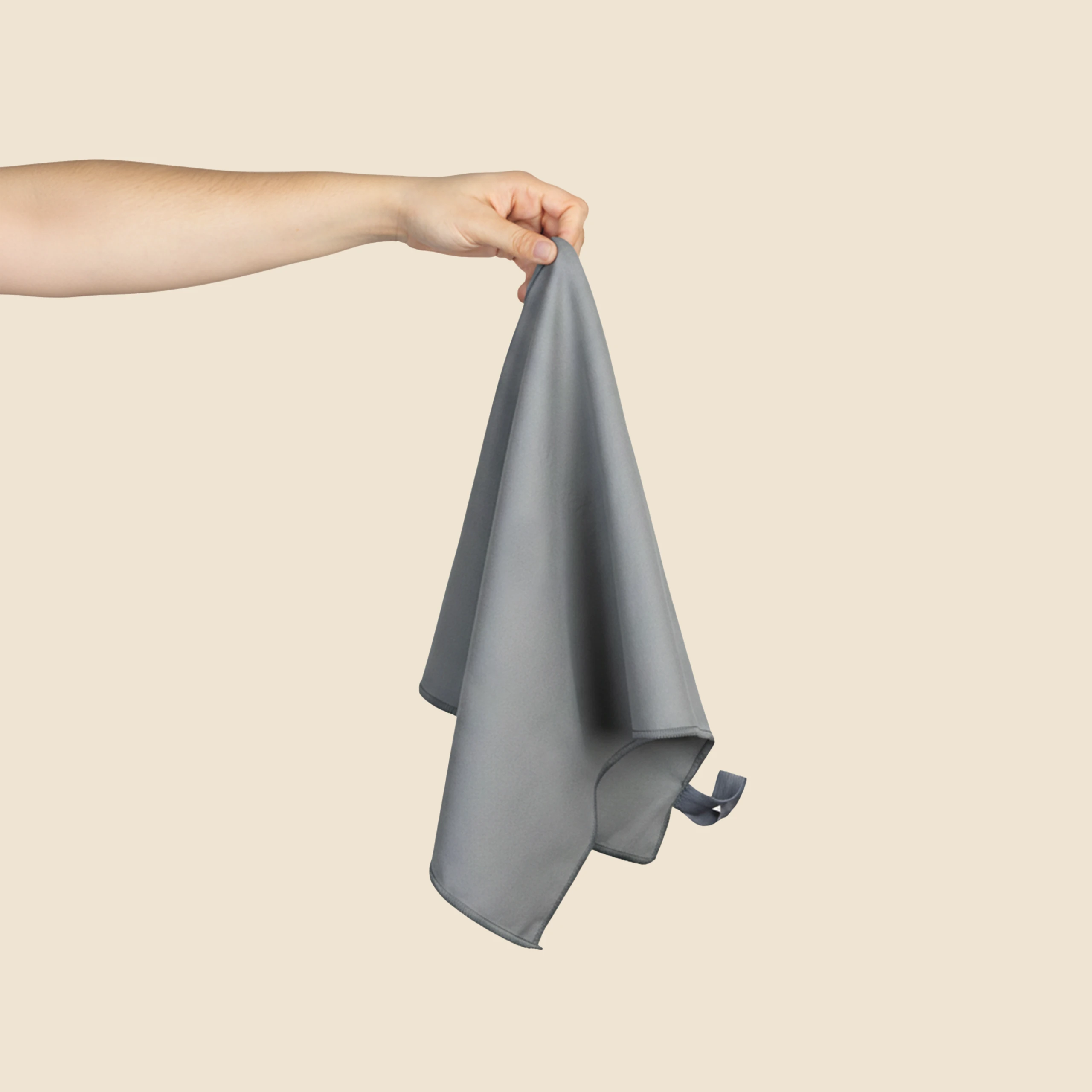 Mano sujetando una toalla pequeña gris personalizada