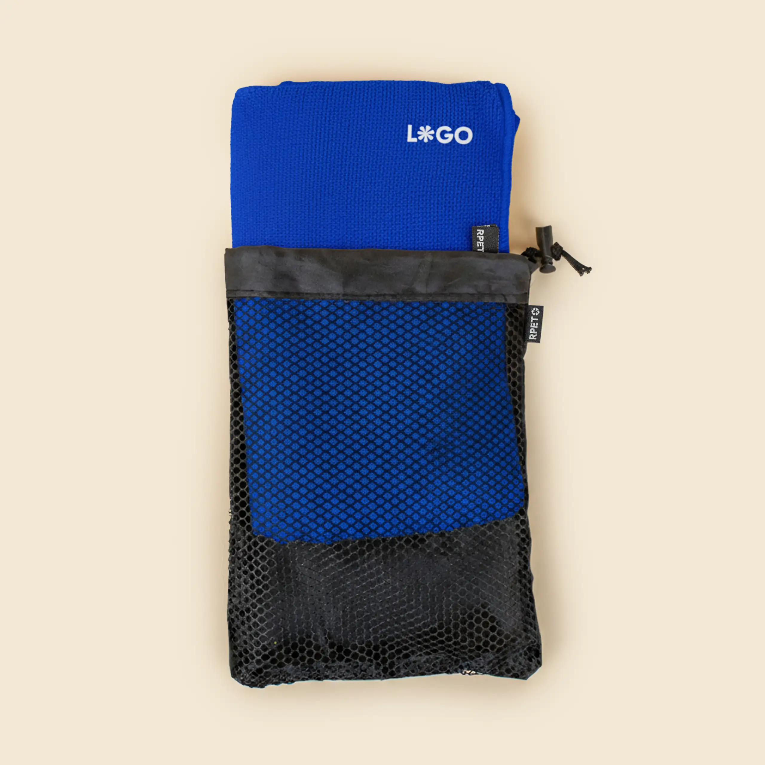 Toalla personalizada de gimnasio, de color azul y de material rpet. Con funda negra para guardar.