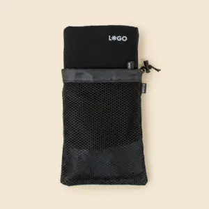 Toalla personalizada de gimnasio, de color negro y de material rpet. Con funda negra para guardar.