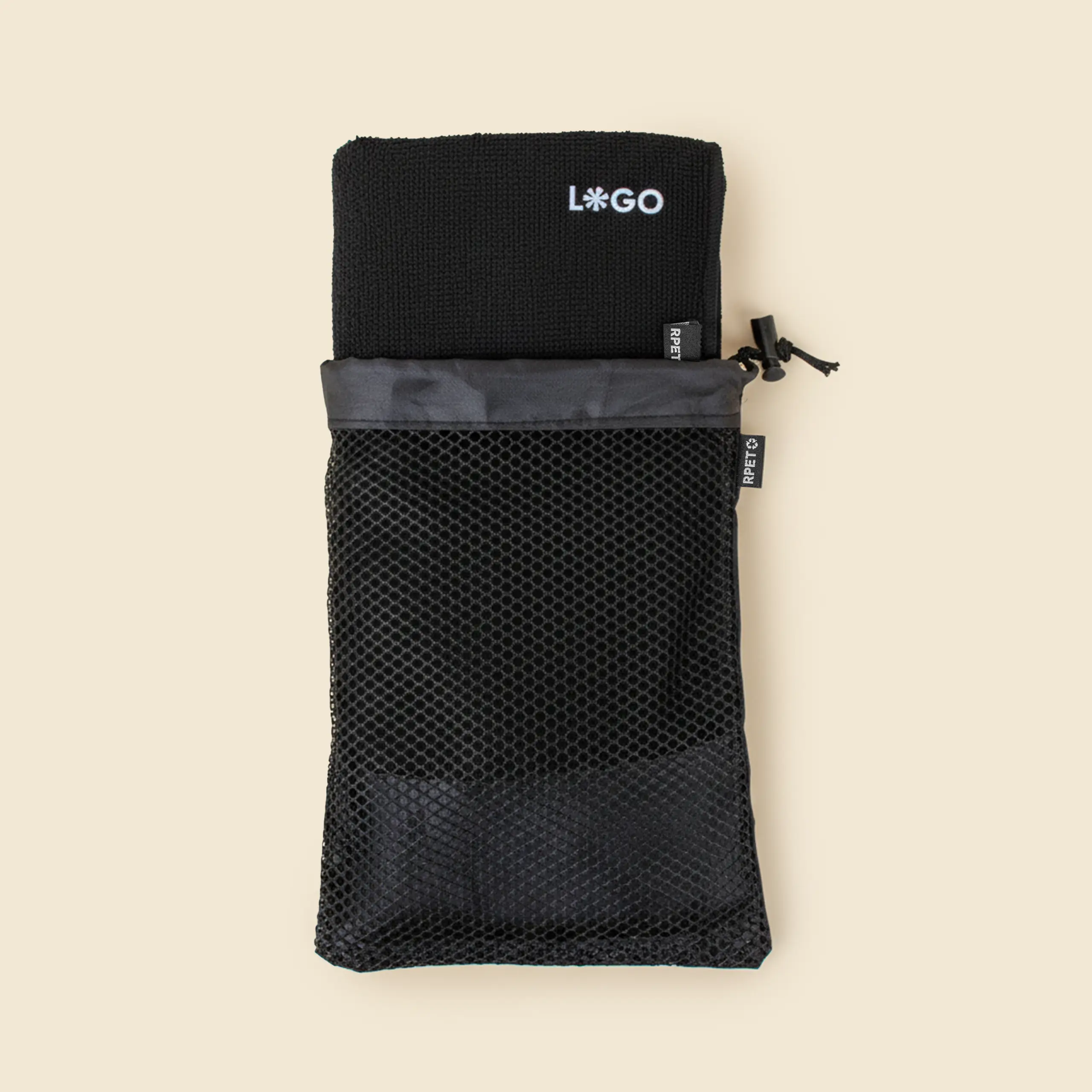 Toalla personalizada de gimnasio, de color negro y de material rpet. Con funda negra para guardar.