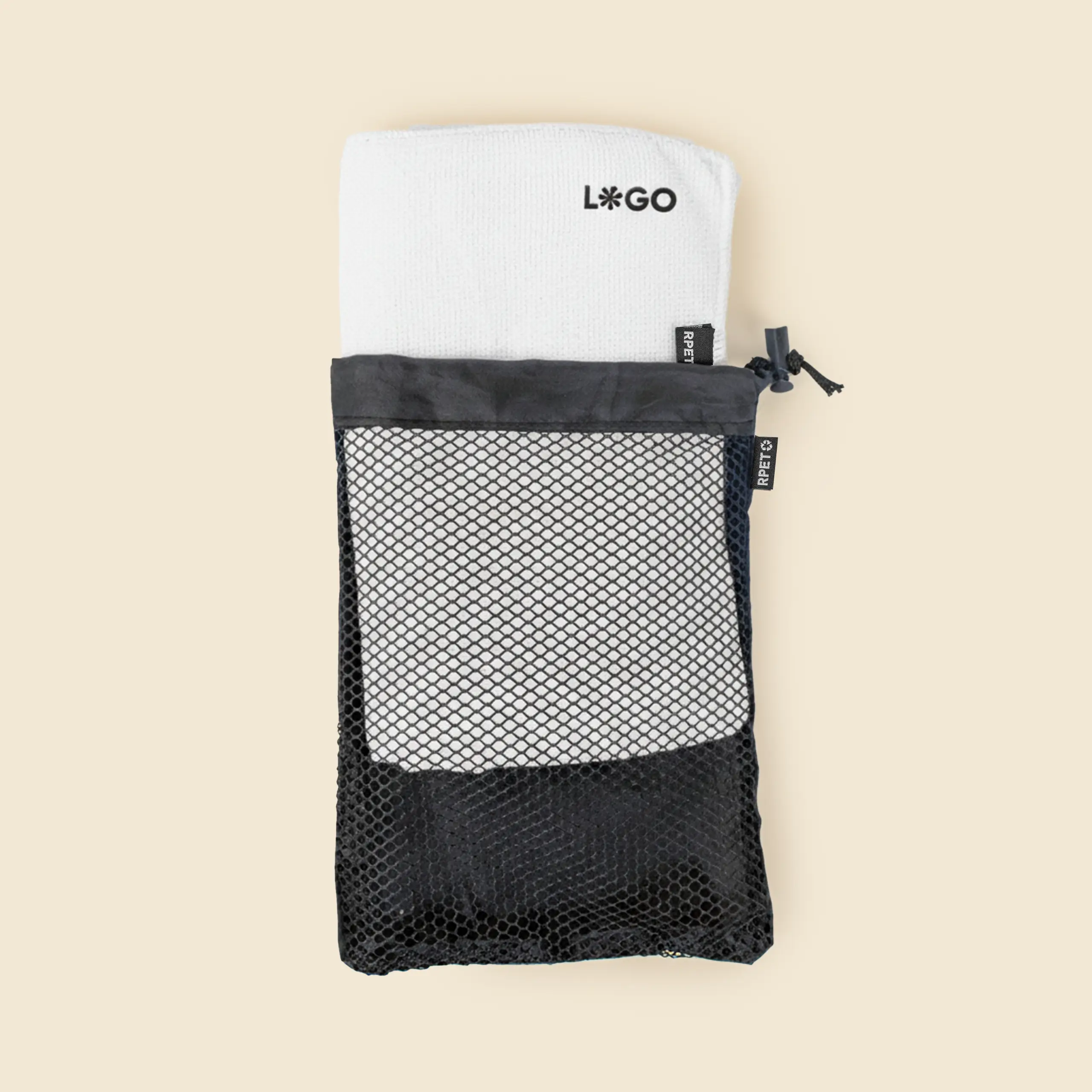 Toalla personalizada de gimnasio, de color blanco y de material rpet. Con funda negra para guardar.