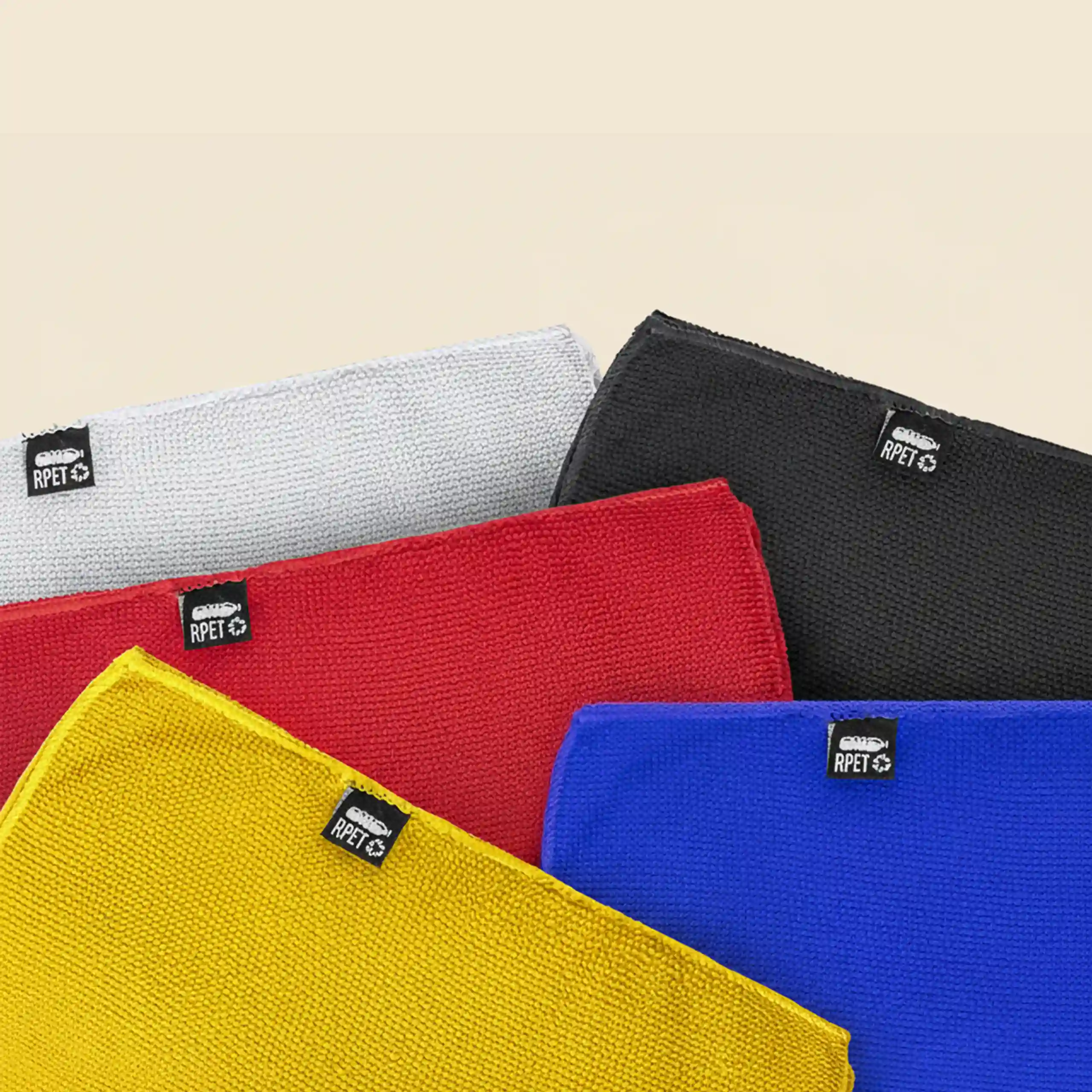 Toallas personalizadas de gimnasio, de color rojo, azul, negro, amarillo y blanco. De material rpet.