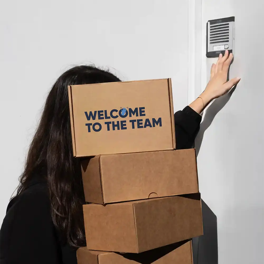 6 cajas de cartón apiladas y personalizadas como packs de regalos para empresas