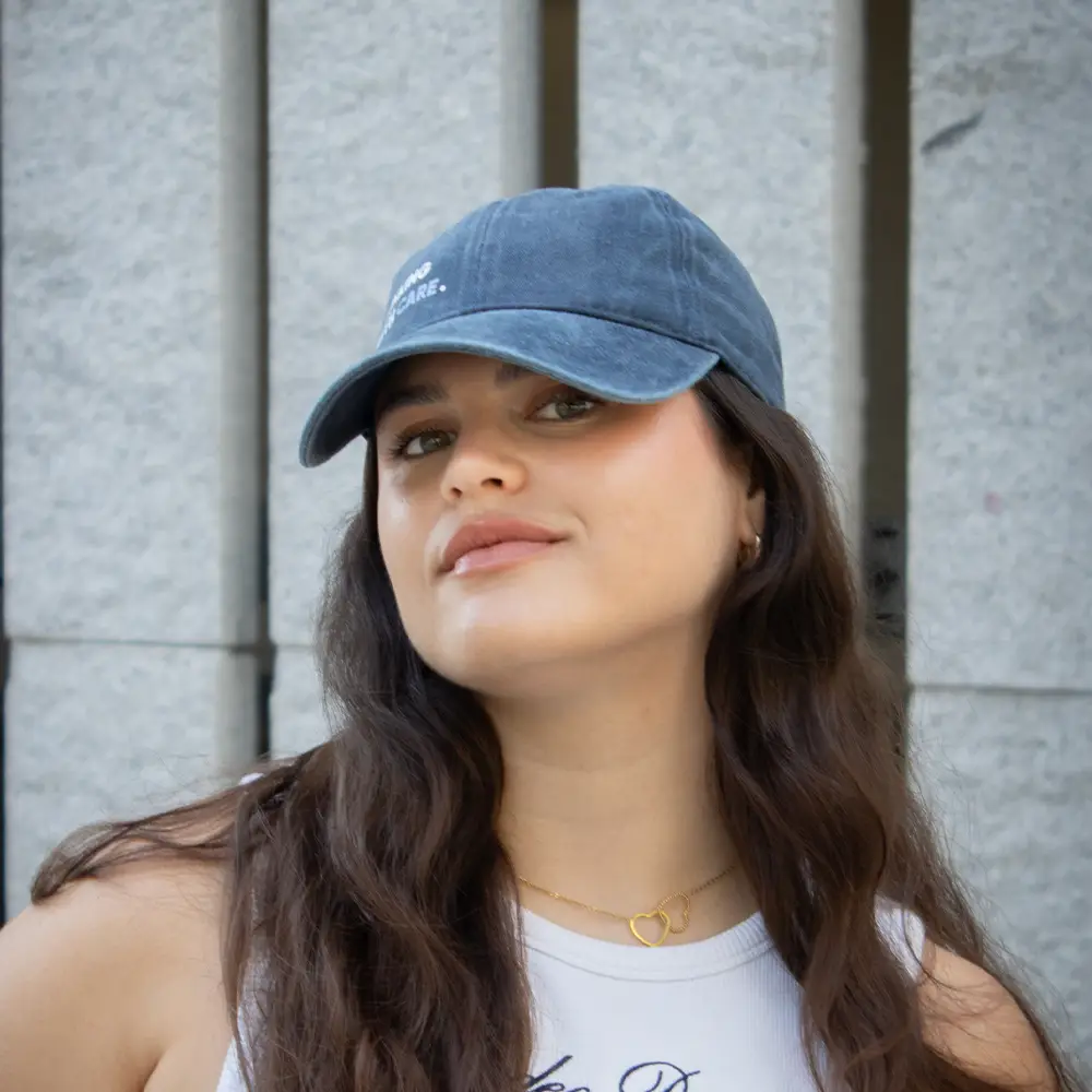 Gorra washed de color azul con impresión a todo color.